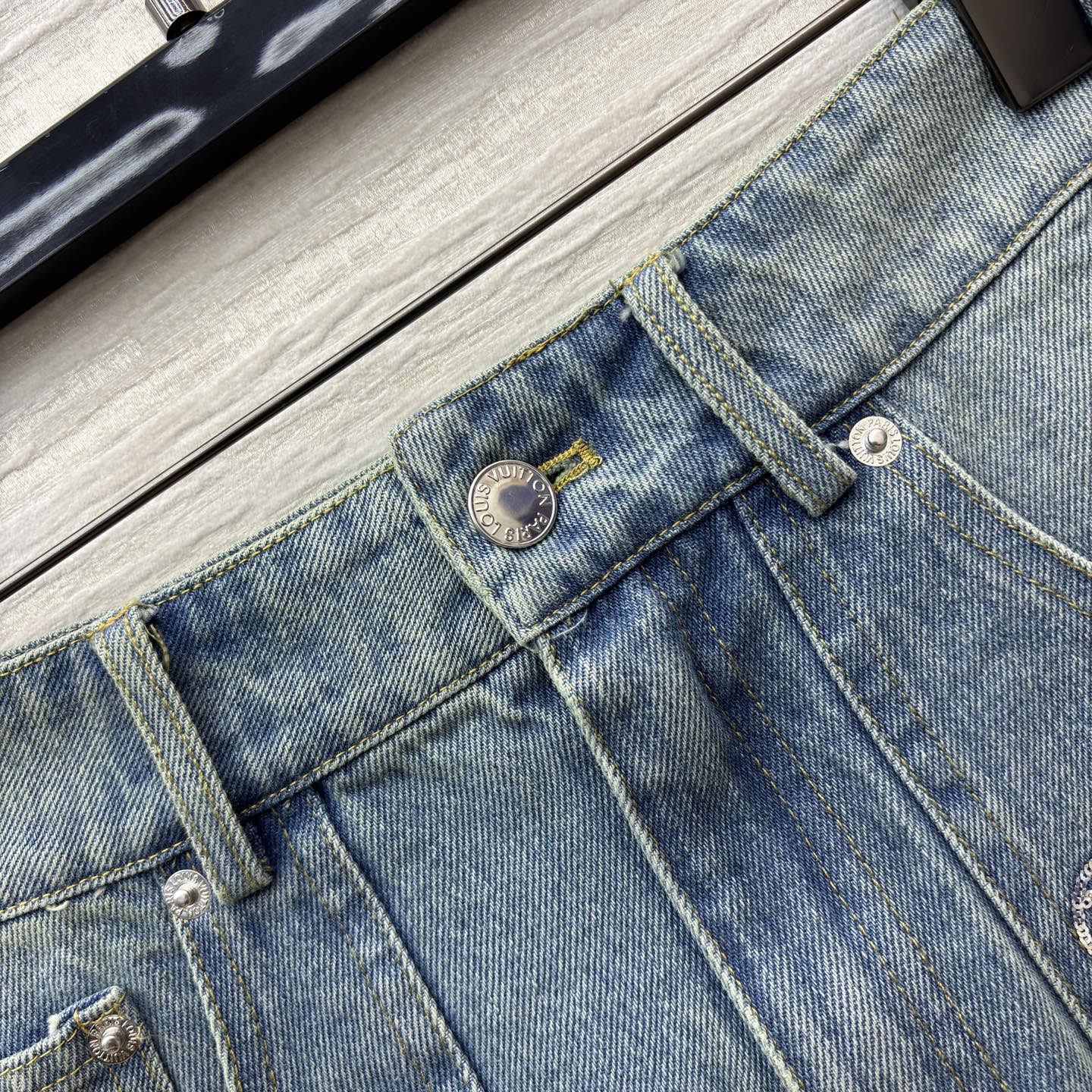 L家 25秋冬新款 珠花logo牛仔短裙 浅蓝磨白做旧面料 LV标志亮片刺绣 低调又奢华 高腰A字版型 