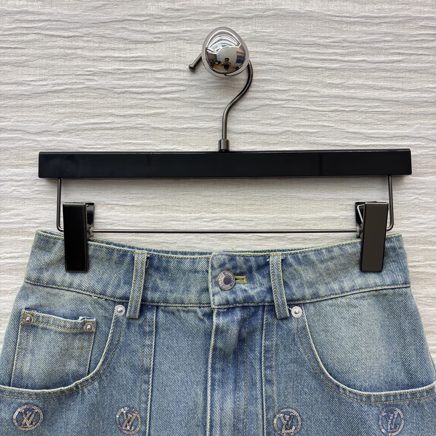 L家 25秋冬新款 珠花logo牛仔短裙 浅蓝磨白做旧面料 LV标志亮片刺绣 低调又奢华 高腰A字版型 