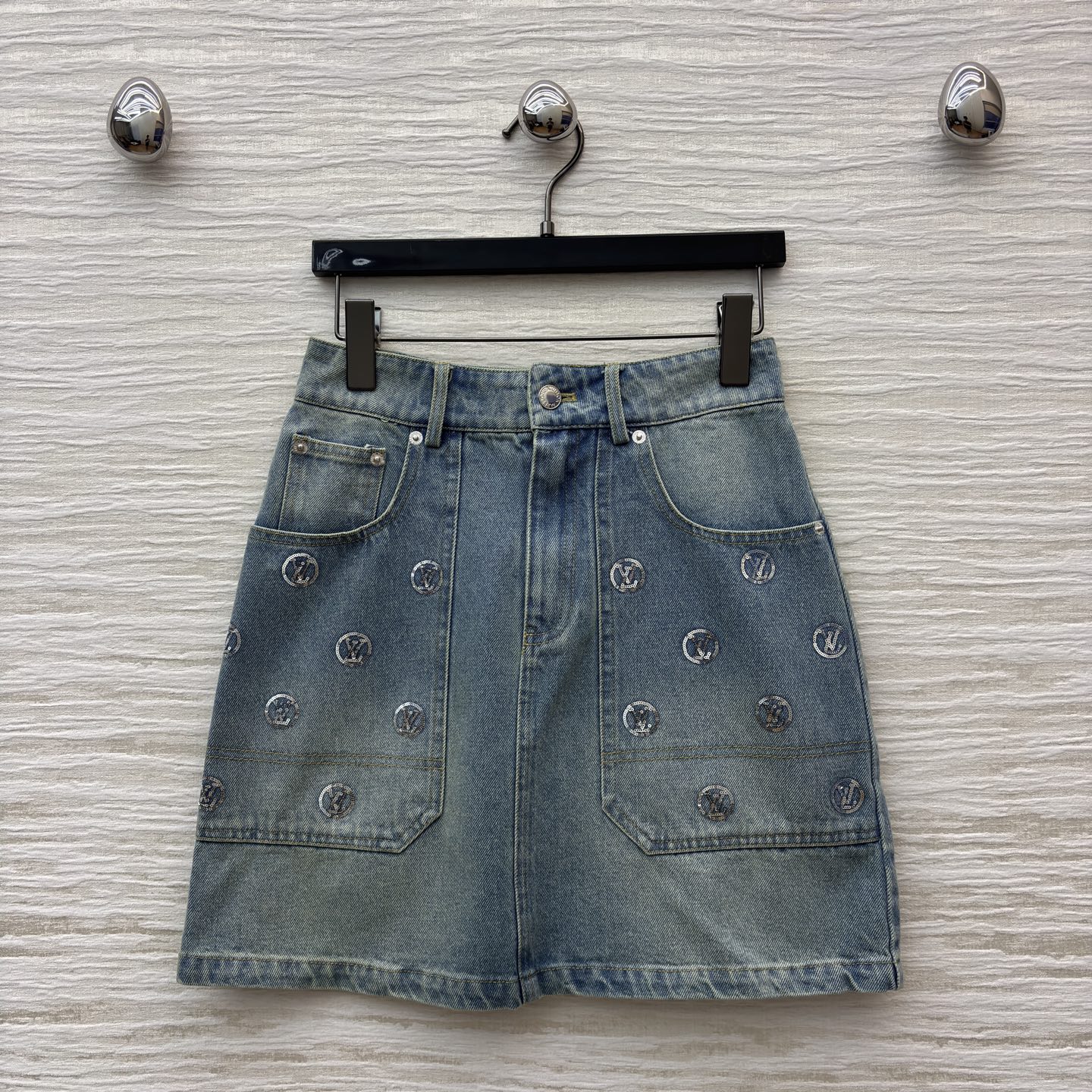 L家 25秋冬新款 珠花logo牛仔短裙 浅蓝磨白做旧面料 LV标志亮片刺绣 低调又奢华 高腰A字版型 