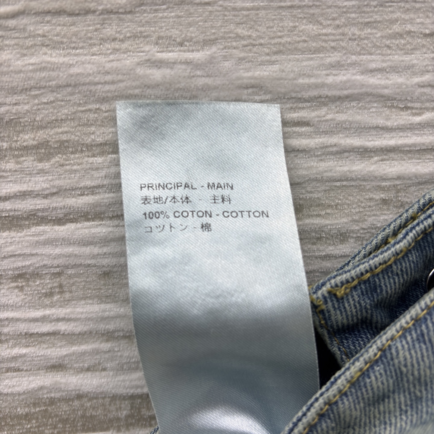 L家 25秋冬新款 珠花logo牛仔微喇叭裤 浅蓝磨白做旧面料 微喇叭裤型 复古感满满！裤身点缀LV标志