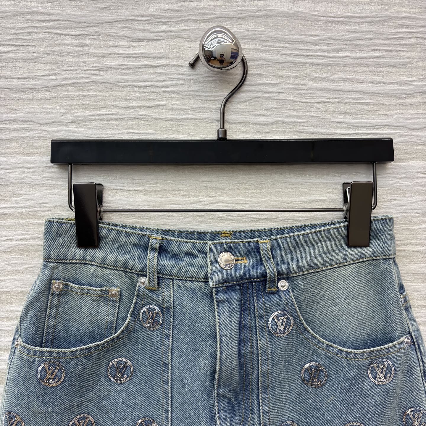 L家 25秋冬新款 珠花logo牛仔微喇叭裤 浅蓝磨白做旧面料 微喇叭裤型 复古感满满！裤身点缀LV标志