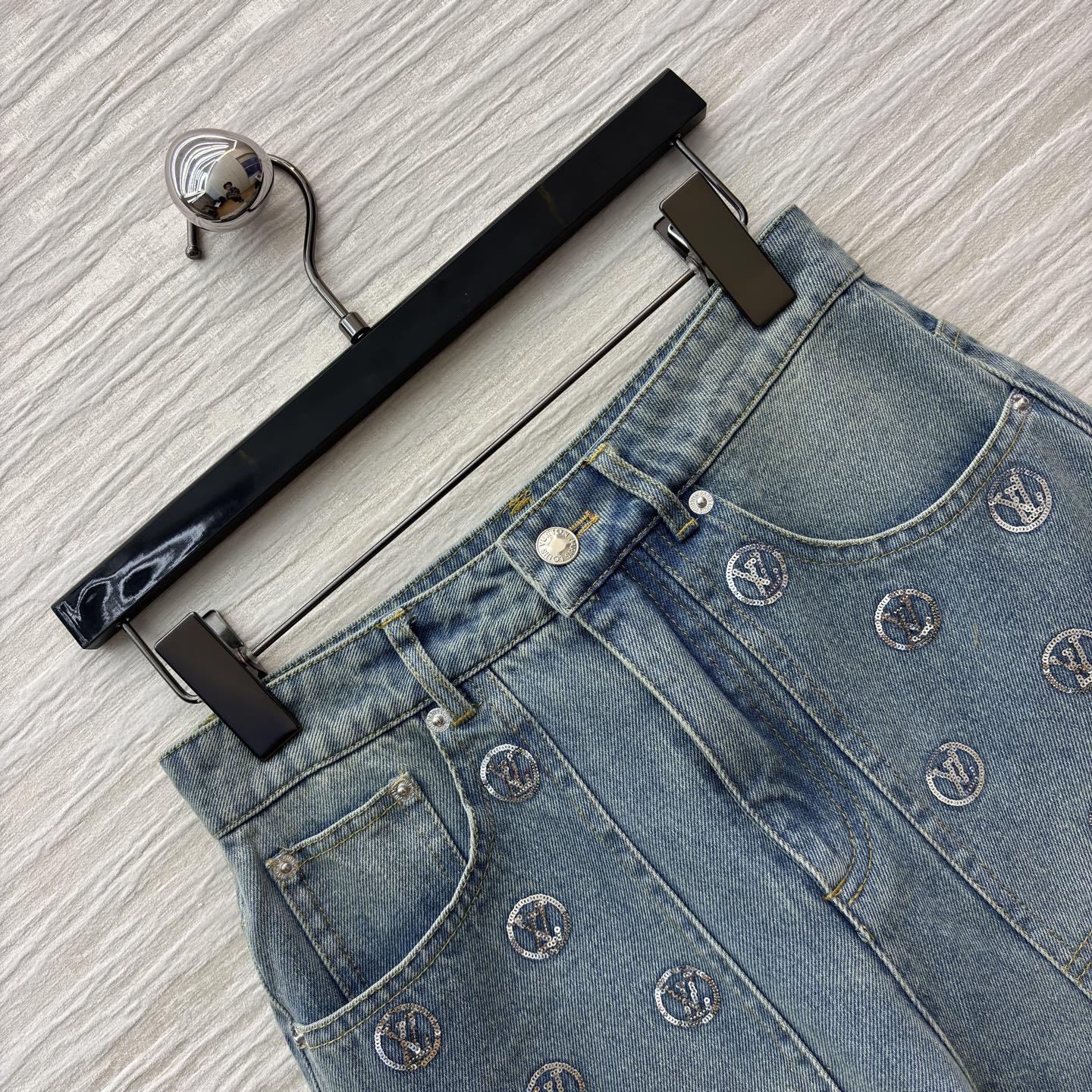 L家 25秋冬新款 珠花logo牛仔微喇叭裤 浅蓝磨白做旧面料 微喇叭裤型 复古感满满！裤身点缀LV标志