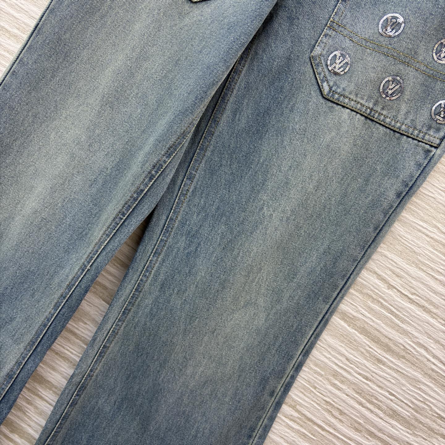 L家 25秋冬新款 珠花logo牛仔微喇叭裤 浅蓝磨白做旧面料 微喇叭裤型 复古感满满！裤身点缀LV标志