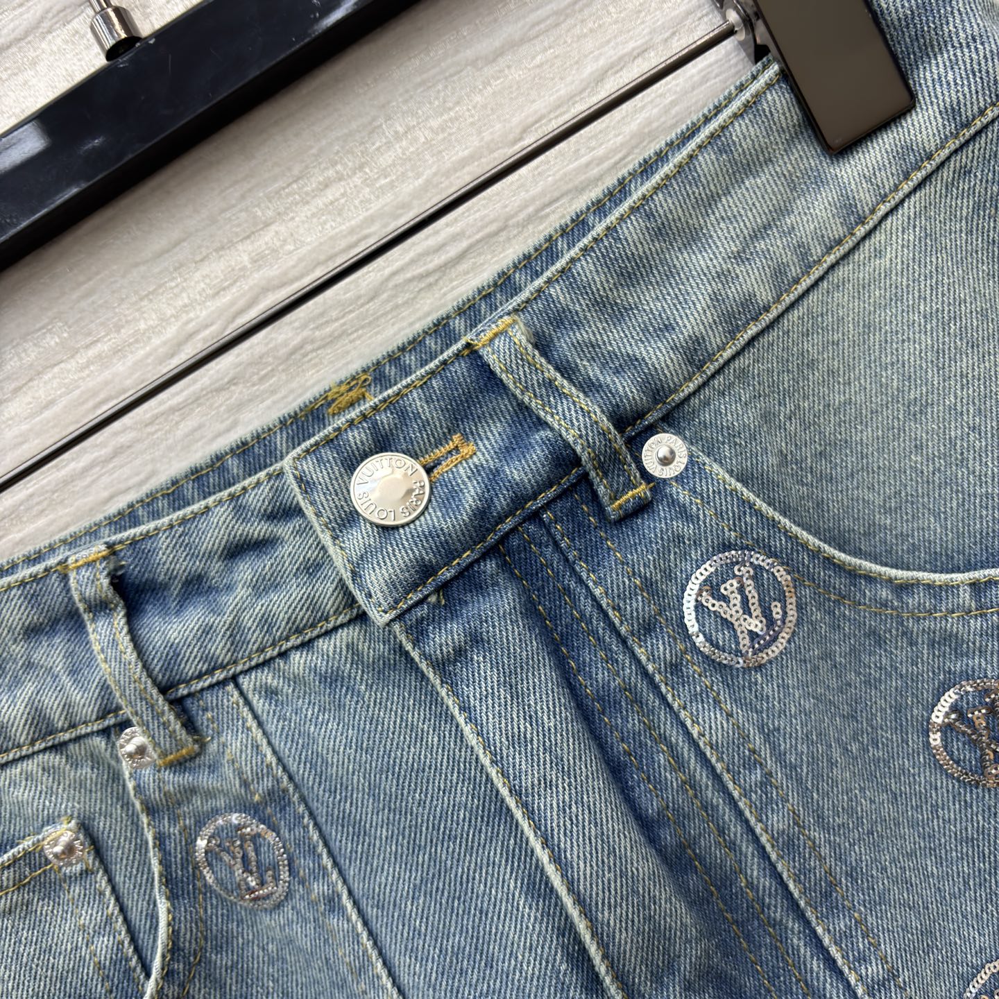 L家 25秋冬新款 珠花logo牛仔微喇叭裤 浅蓝磨白做旧面料 微喇叭裤型 复古感满满！裤身点缀LV标志