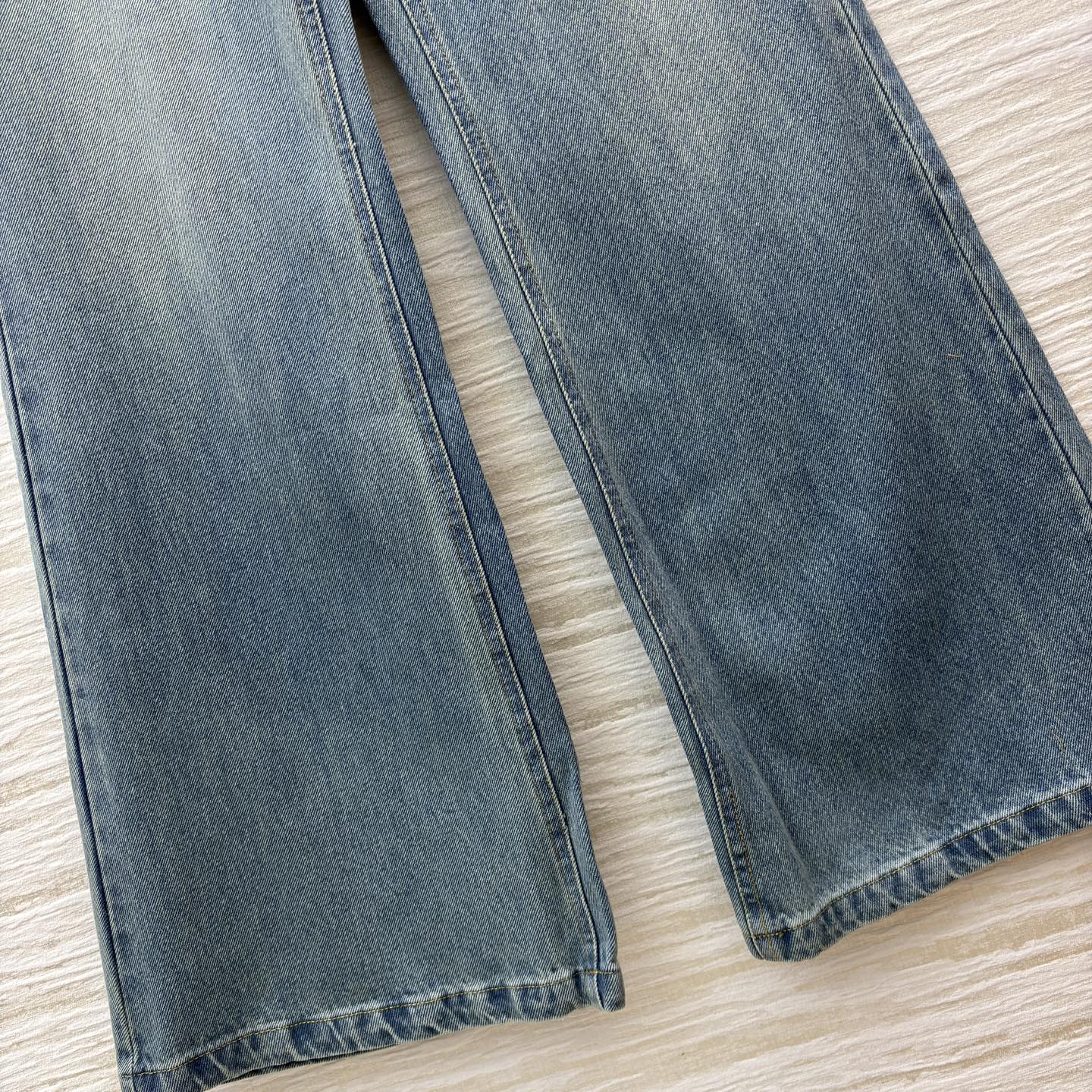 L家 25秋冬新款 珠花logo牛仔微喇叭裤 浅蓝磨白做旧面料 微喇叭裤型 复古感满满！裤身点缀LV标志