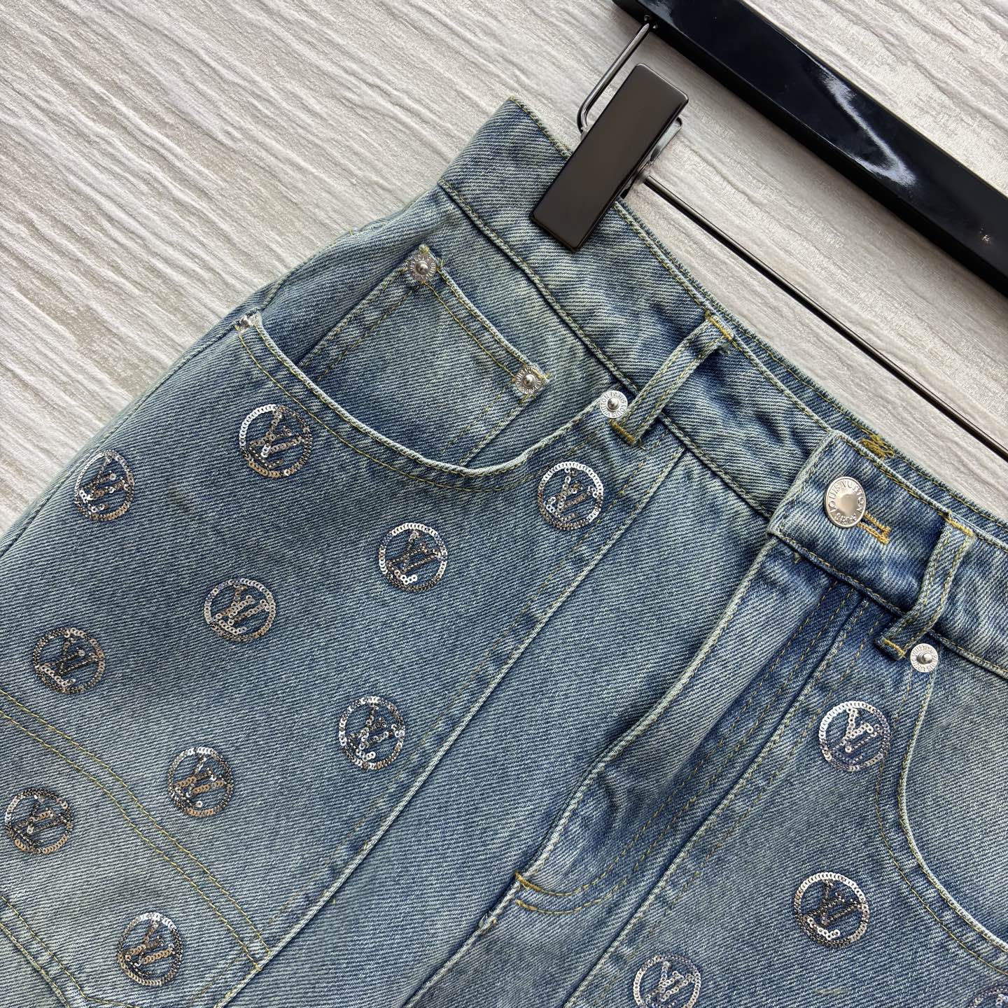 L家 25秋冬新款 珠花logo牛仔微喇叭裤 浅蓝磨白做旧面料 微喇叭裤型 复古感满满！裤身点缀LV标志