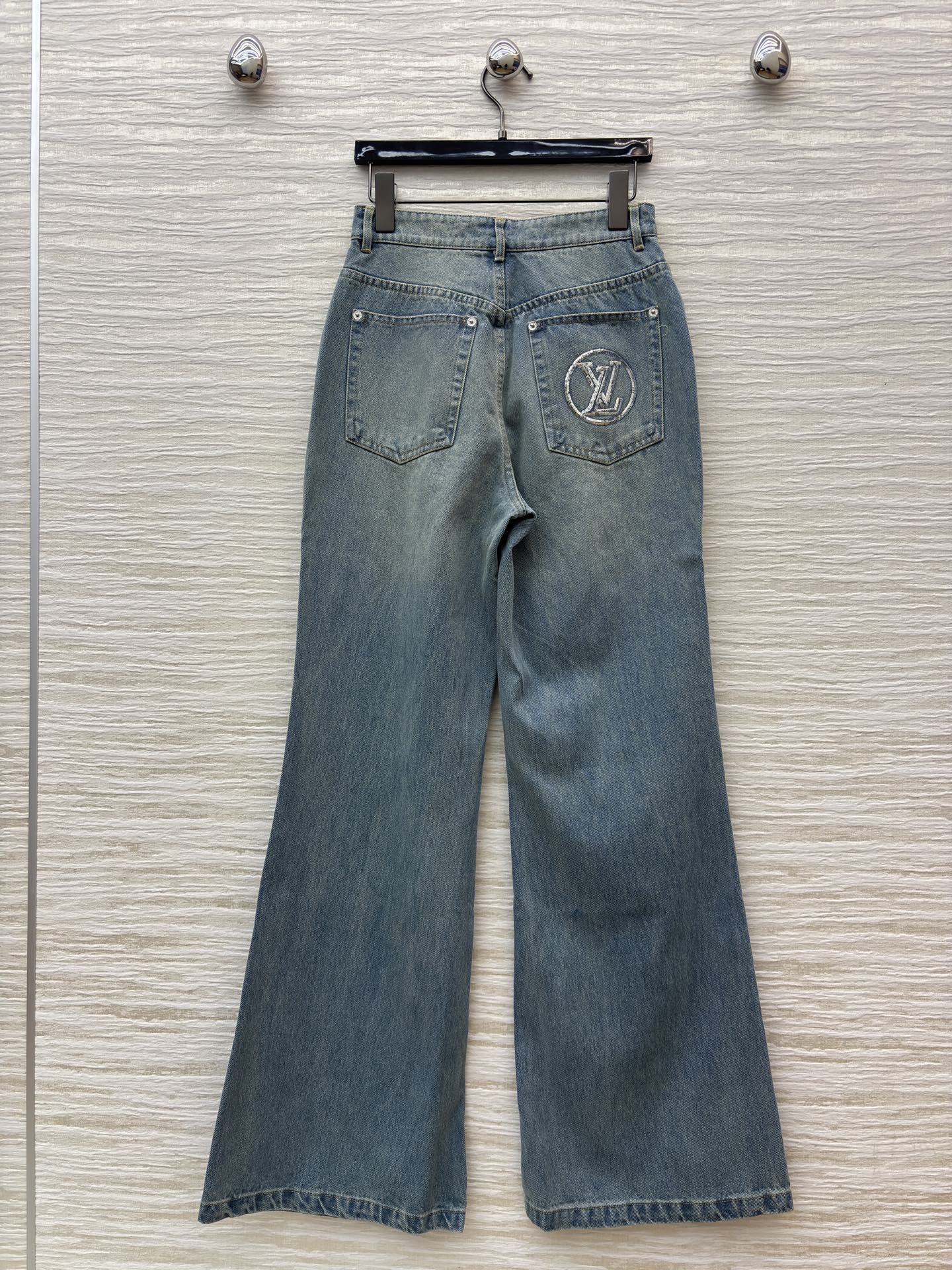 L家 25秋冬新款 珠花logo牛仔微喇叭裤 浅蓝磨白做旧面料 微喇叭裤型 复古感满满！裤身点缀LV标志