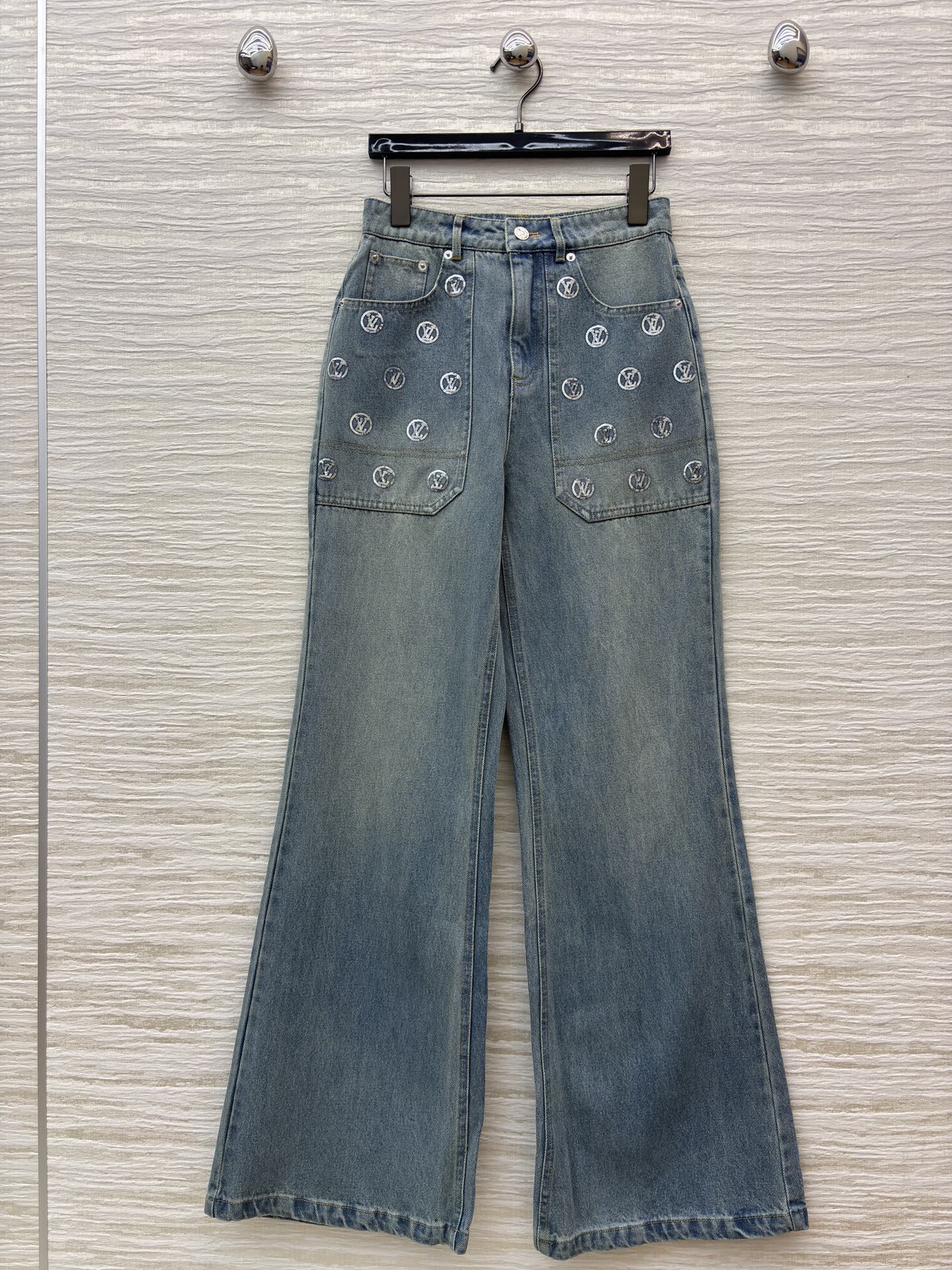 L家 25秋冬新款 珠花logo牛仔微喇叭裤 浅蓝磨白做旧面料 微喇叭裤型 复古感满满！裤身点缀LV标志