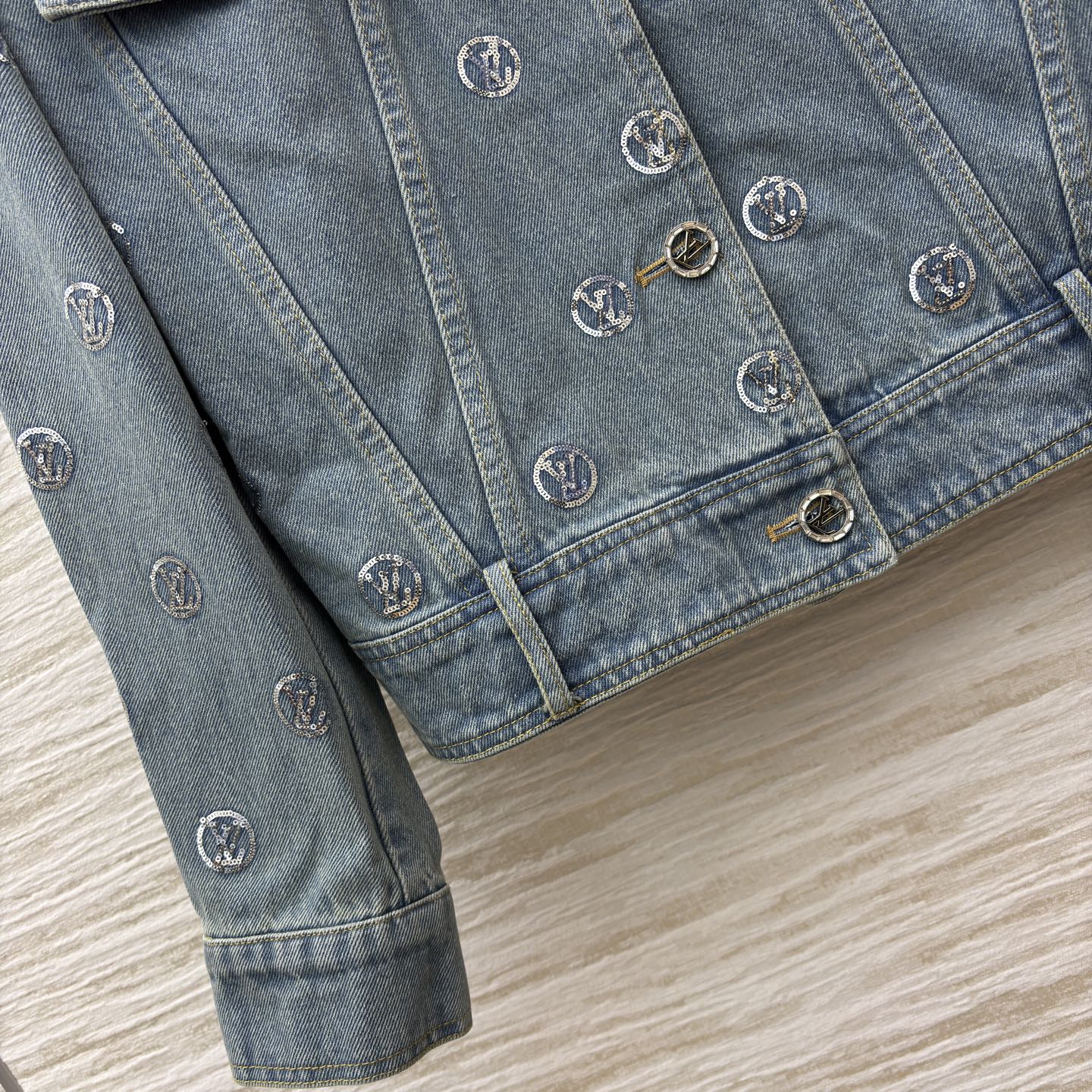 L家 25秋冬新款 珠花logo牛仔夹克外套 浅蓝磨白做旧面料 经典logo亮片刺绣 品牌感满满 经典翻