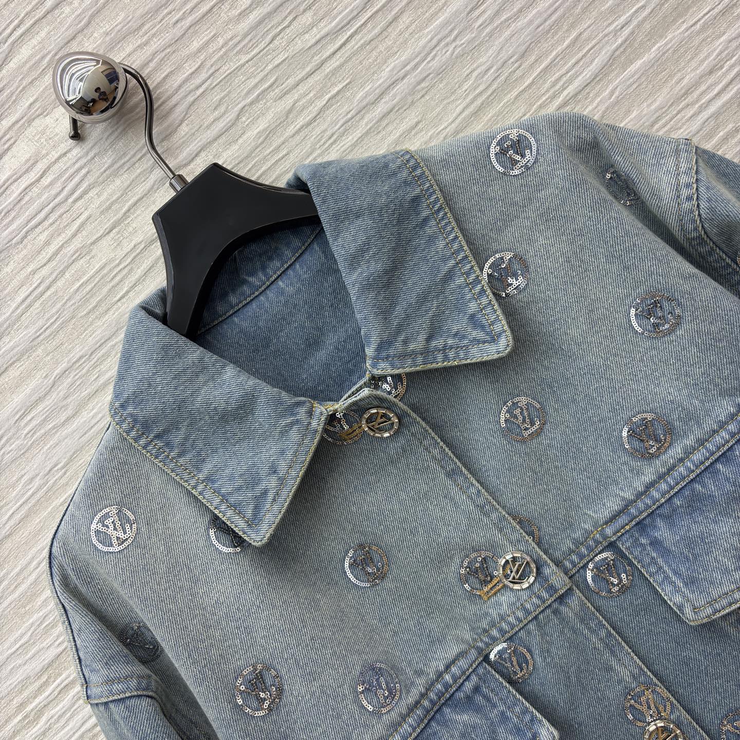 L家 25秋冬新款 珠花logo牛仔夹克外套 浅蓝磨白做旧面料 经典logo亮片刺绣 品牌感满满 经典翻