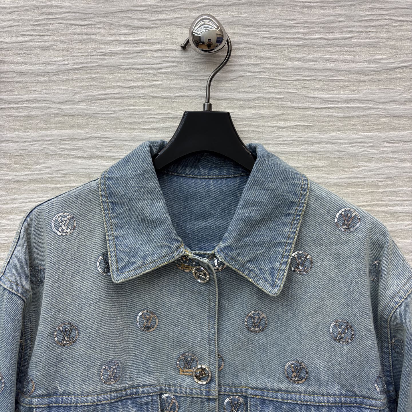 L家 25秋冬新款 珠花logo牛仔夹克外套 浅蓝磨白做旧面料 经典logo亮片刺绣 品牌感满满 经典翻