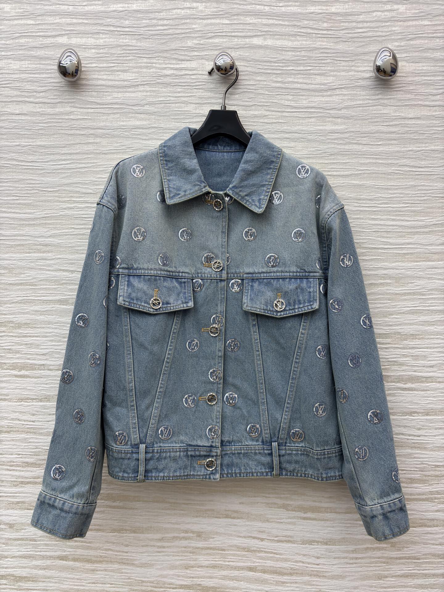 L家 25秋冬新款 珠花logo牛仔夹克外套 浅蓝磨白做旧面料 经典logo亮片刺绣 品牌感满满 经典翻