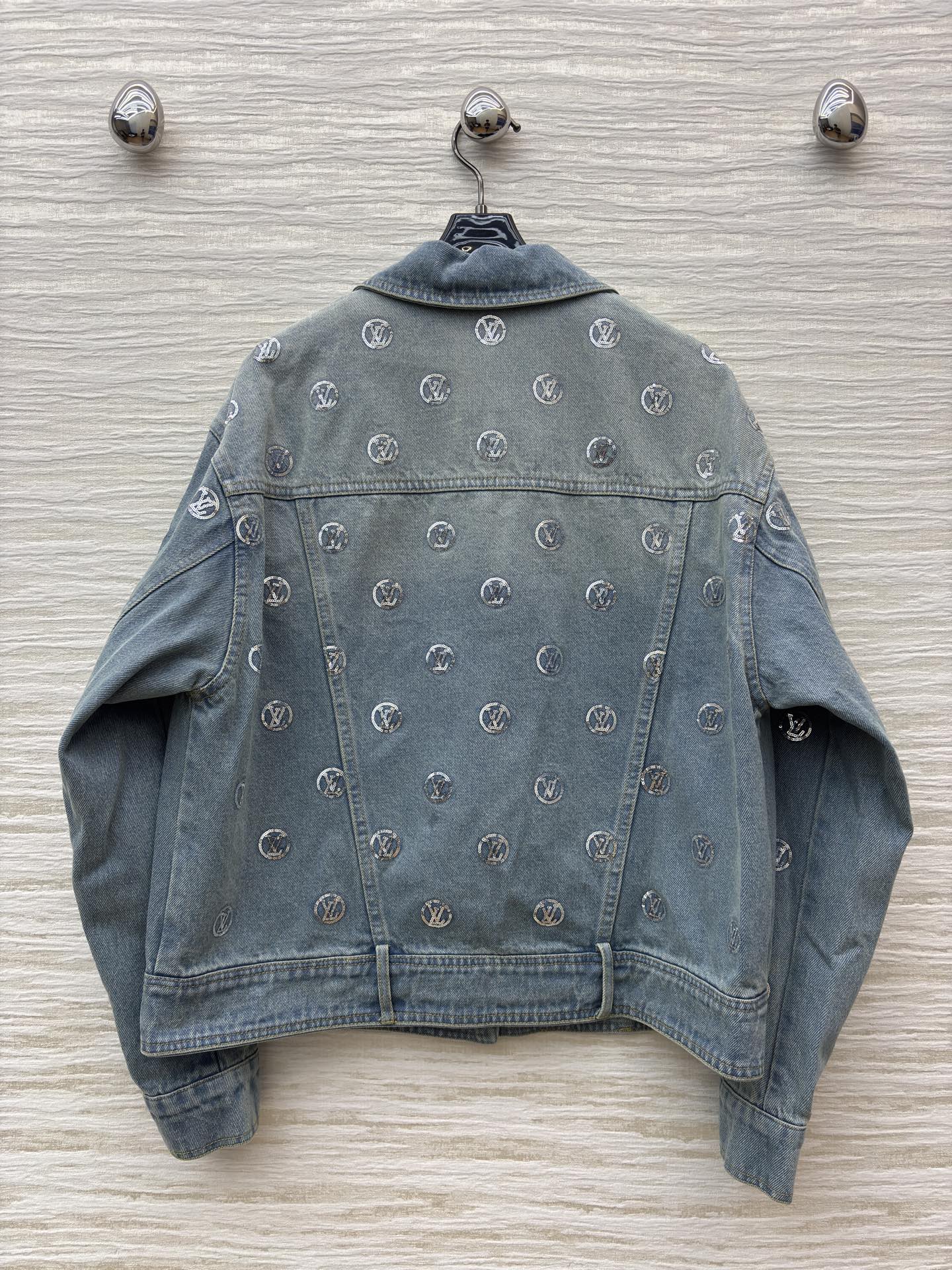 L家 25秋冬新款 珠花logo牛仔夹克外套 浅蓝磨白做旧面料 经典logo亮片刺绣 品牌感满满 经典翻