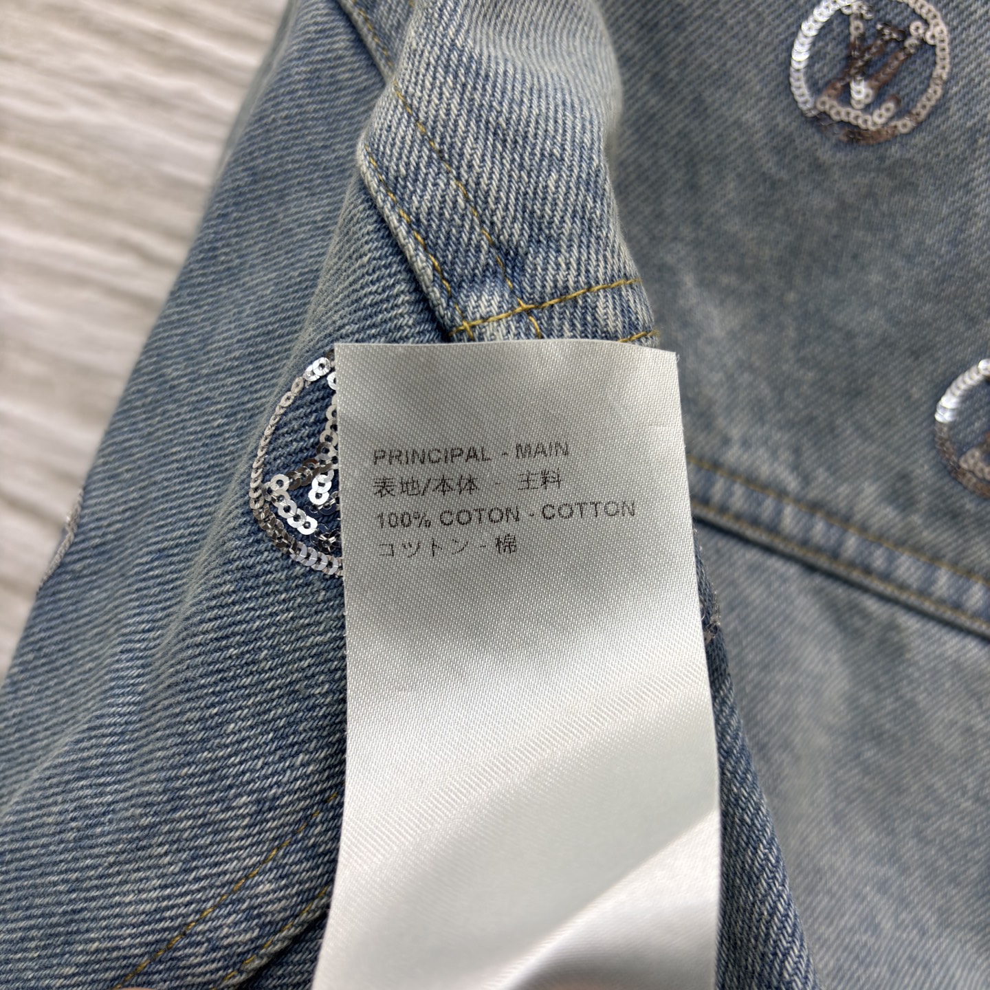 L家 25秋冬新款 珠花logo牛仔夹克外套 浅蓝磨白做旧面料 经典logo亮片刺绣 品牌感满满 经典翻