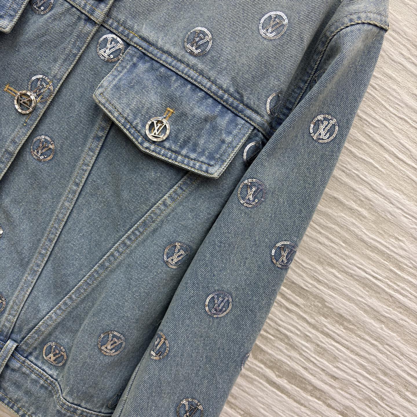 L家 25秋冬新款 珠花logo牛仔夹克外套 浅蓝磨白做旧面料 经典logo亮片刺绣 品牌感满满 经典翻