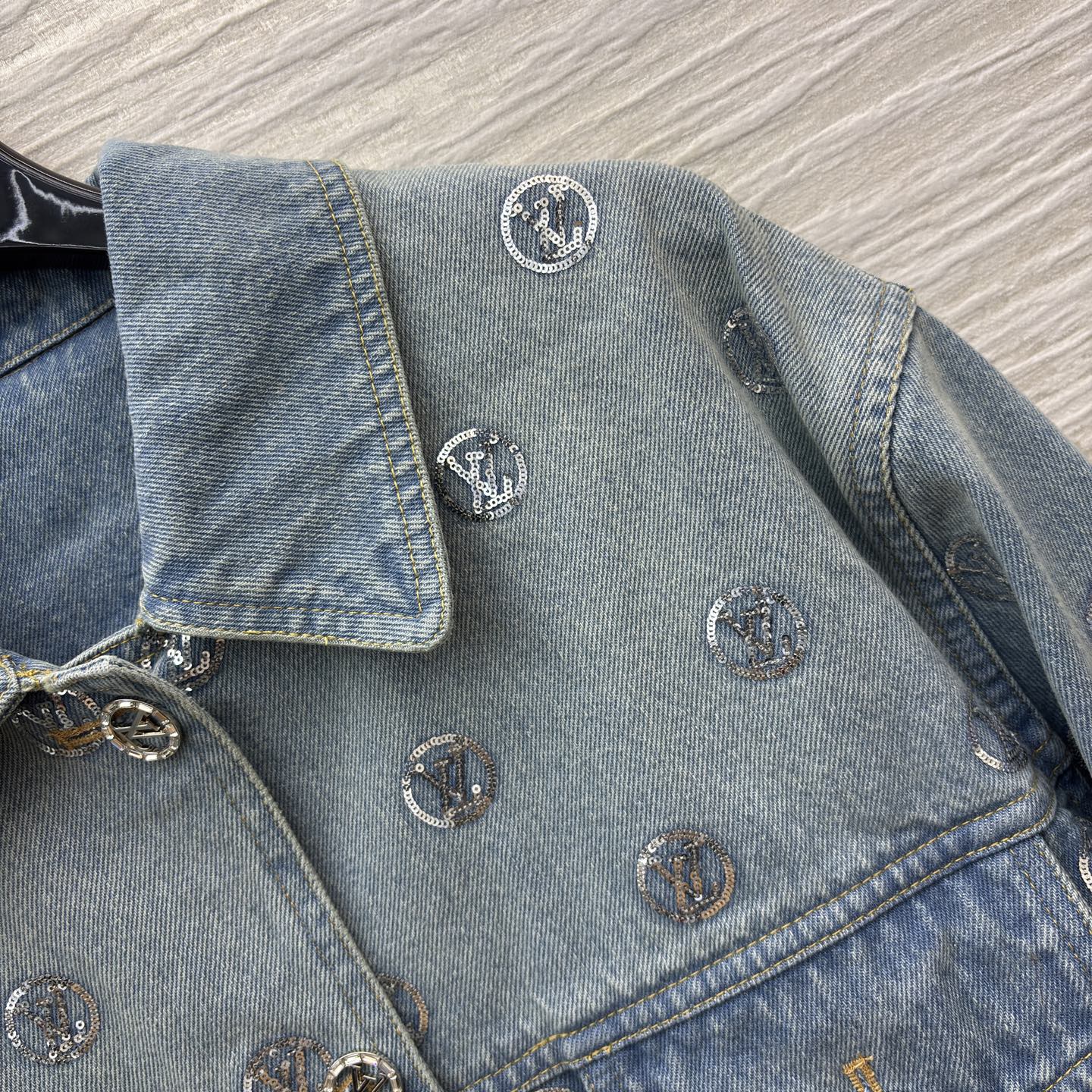 L家 25秋冬新款 珠花logo牛仔夹克外套 浅蓝磨白做旧面料 经典logo亮片刺绣 品牌感满满 经典翻