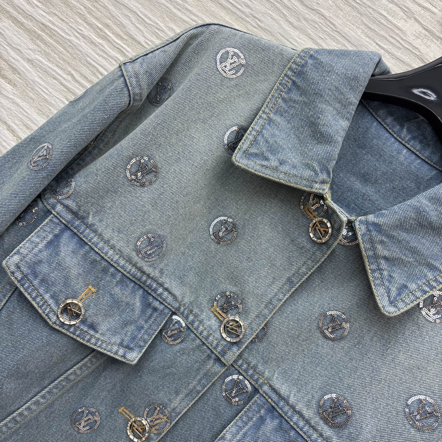L家 25秋冬新款 珠花logo牛仔夹克外套 浅蓝磨白做旧面料 经典logo亮片刺绣 品牌感满满 经典翻