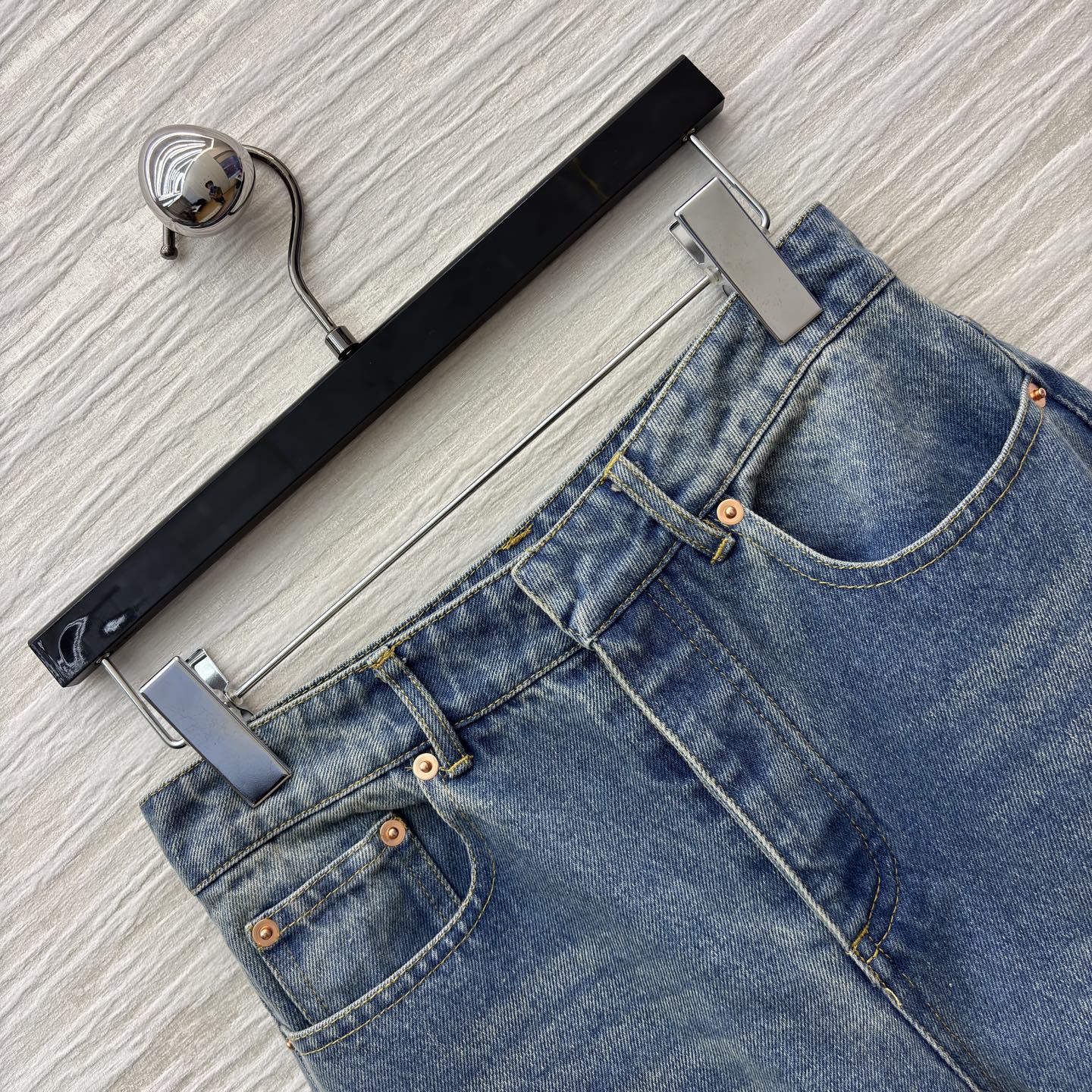 D家 26早春新款 牛仔内提花直筒裤 原版定制字母牛仔洗水面料 低调又时髦 高腰剪裁拉长腿部比例 直筒裤