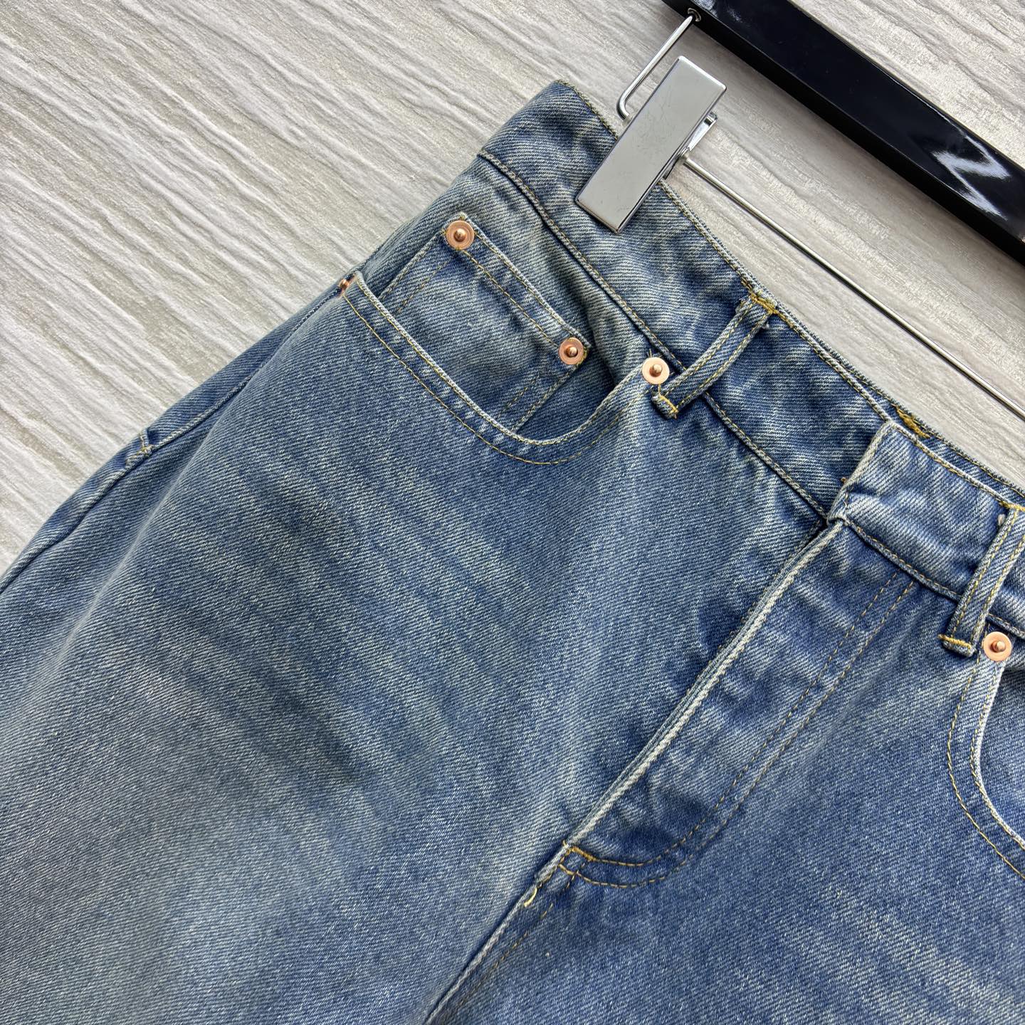 D家 26早春新款 牛仔内提花直筒裤 原版定制字母牛仔洗水面料 低调又时髦 高腰剪裁拉长腿部比例 直筒裤