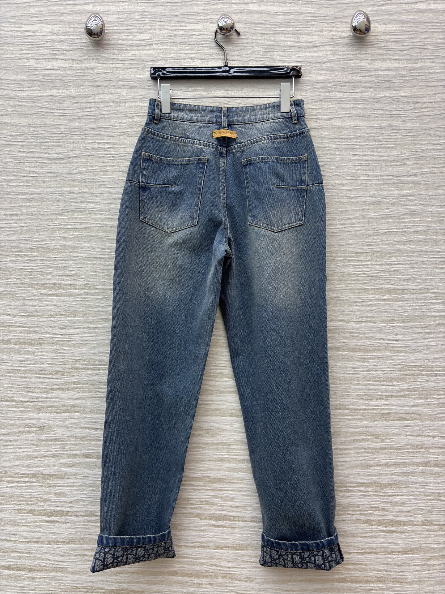 D家 26早春新款 牛仔内提花直筒裤 原版定制字母牛仔洗水面料 低调又时髦 高腰剪裁拉长腿部比例 直筒裤