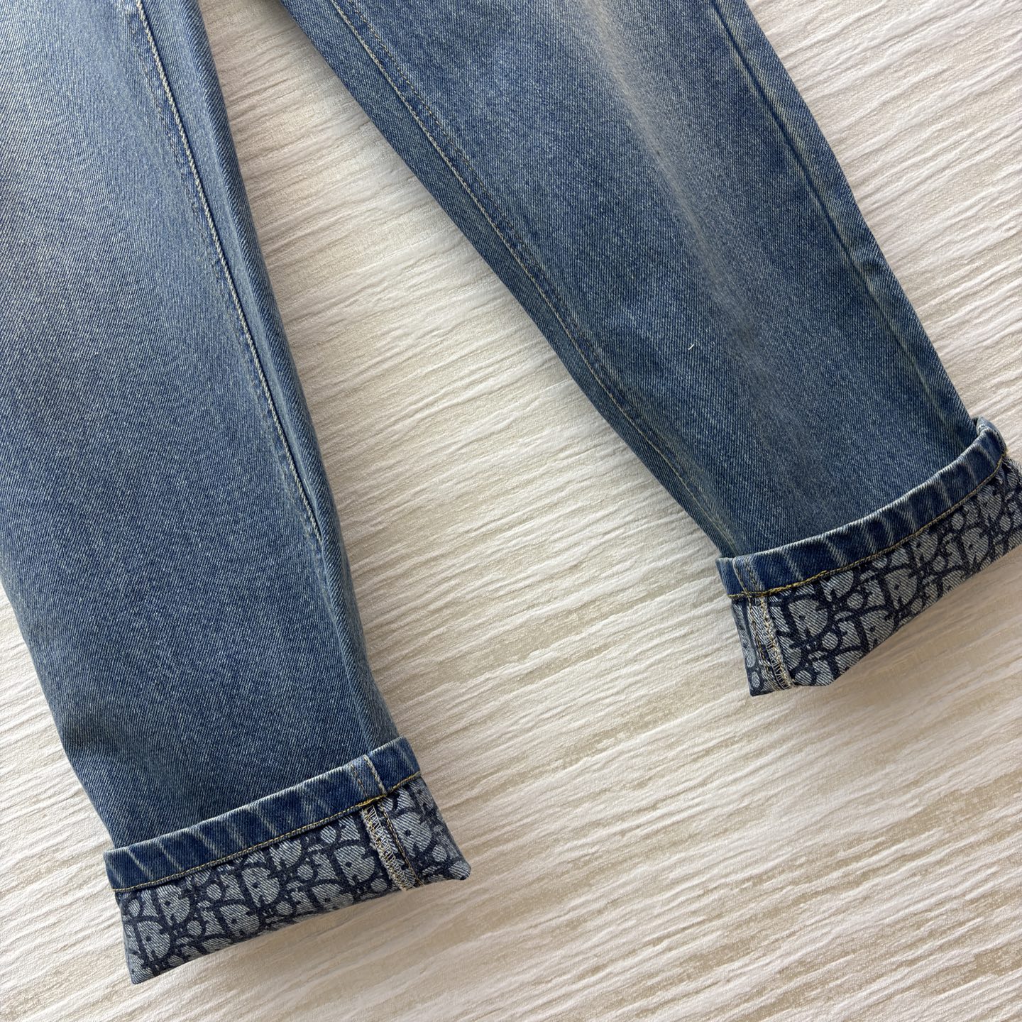 D家 26早春新款 牛仔内提花直筒裤 原版定制字母牛仔洗水面料 低调又时髦 高腰剪裁拉长腿部比例 直筒裤