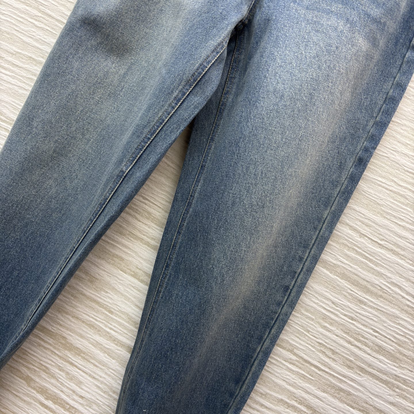 D家 26早春新款 牛仔内提花直筒裤 原版定制字母牛仔洗水面料 低调又时髦 高腰剪裁拉长腿部比例 直筒裤