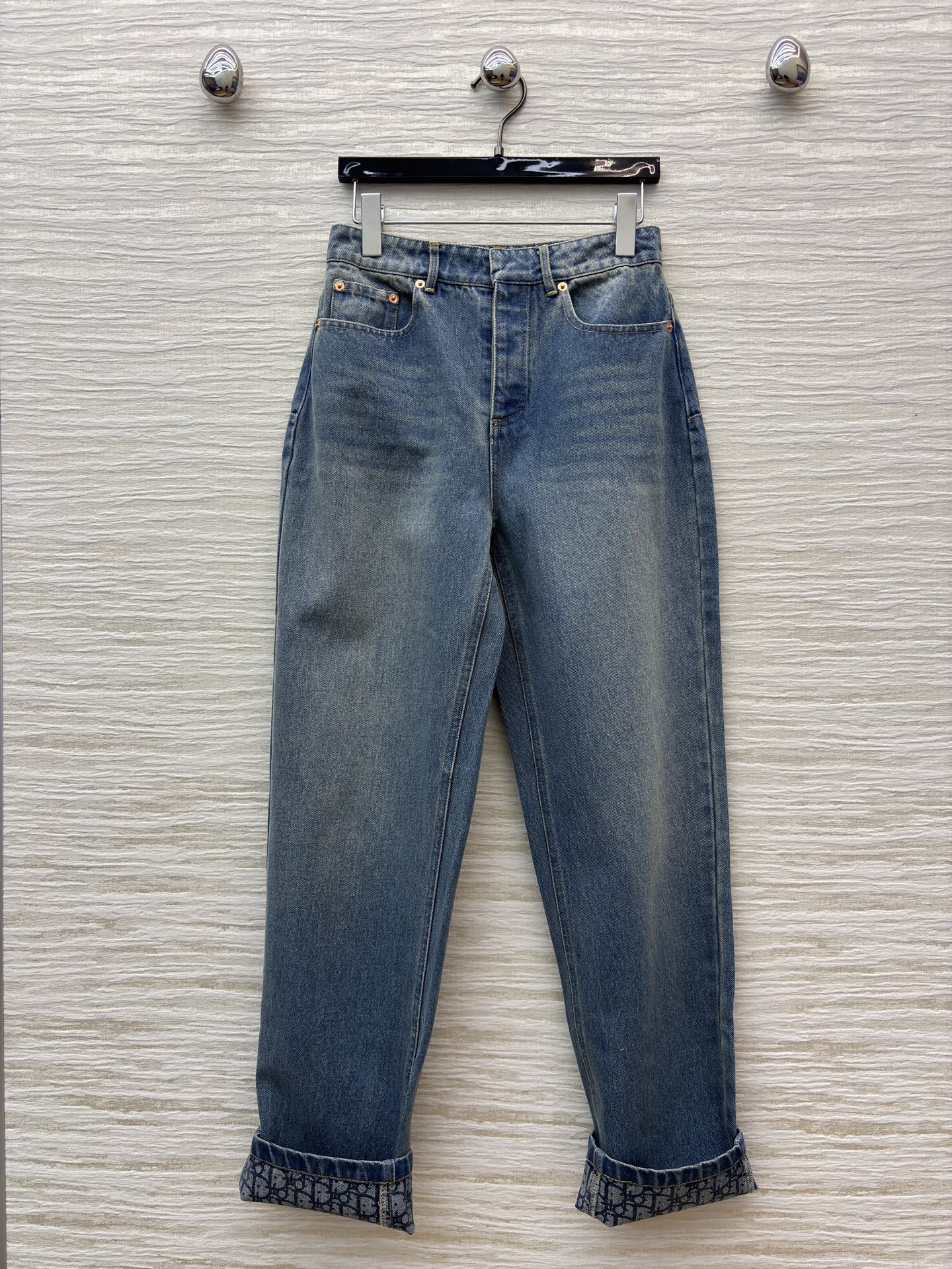 D家 26早春新款 牛仔内提花直筒裤 原版定制字母牛仔洗水面料 低调又时髦 高腰剪裁拉长腿部比例 直筒裤