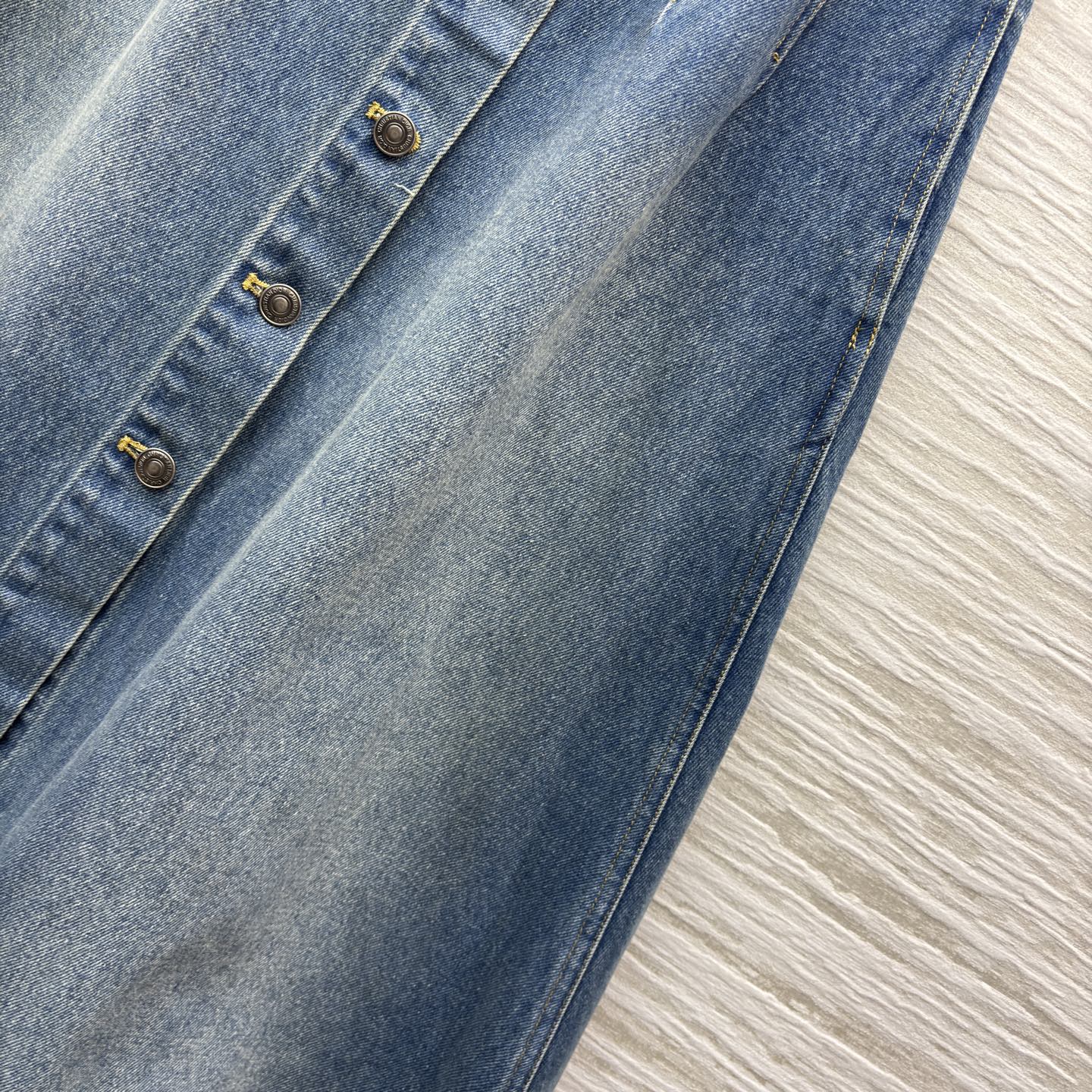 D家 26早春新款 牛仔内提花半身裙 原版定制字母牛仔洗水面料 高腰A字中长款+正面纽扣设计 穿脱超方便