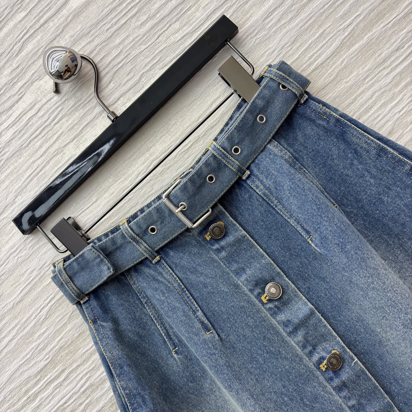 D家 26早春新款 牛仔内提花半身裙 原版定制字母牛仔洗水面料 高腰A字中长款+正面纽扣设计 穿脱超方便