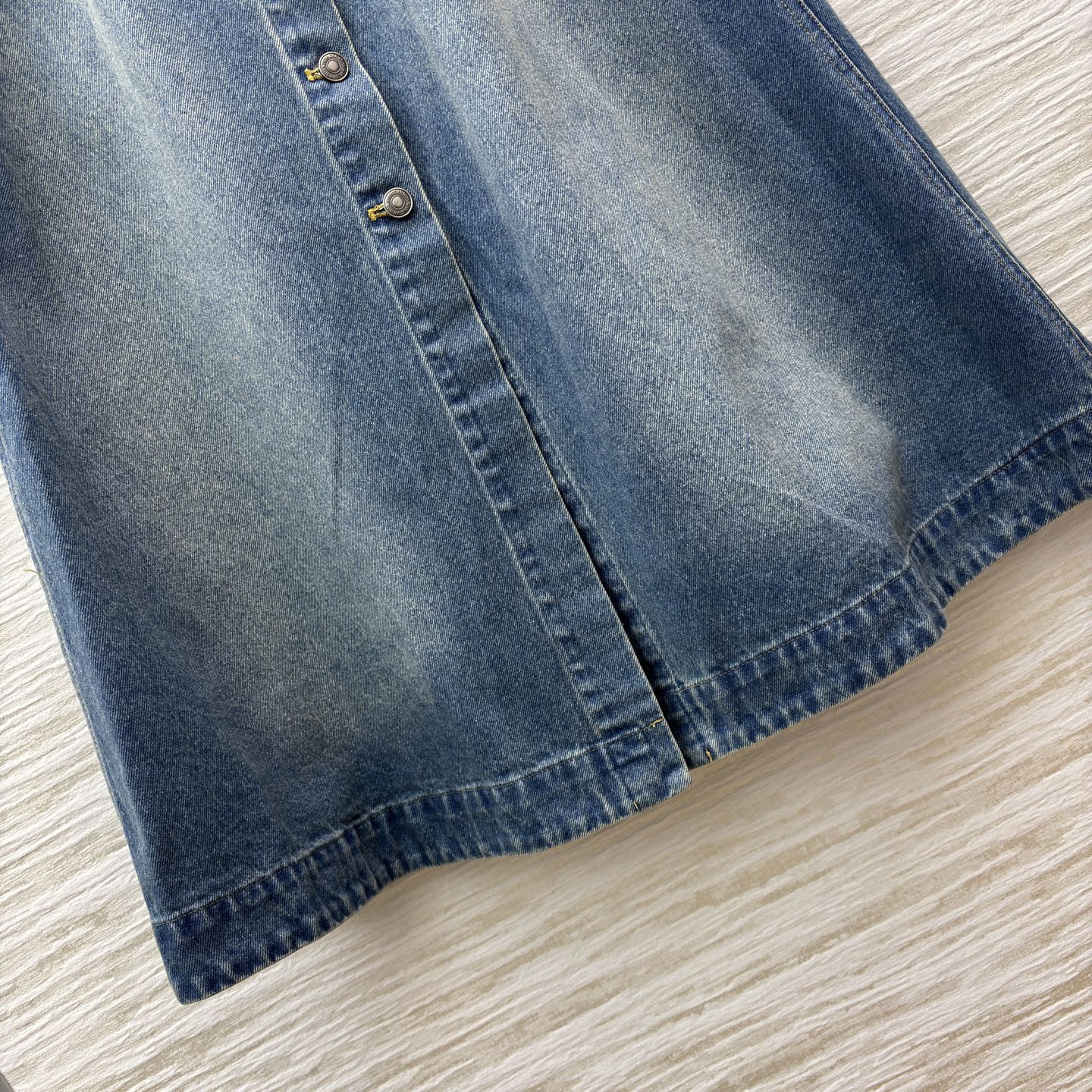 D家 26早春新款 牛仔内提花半身裙 原版定制字母牛仔洗水面料 高腰A字中长款+正面纽扣设计 穿脱超方便