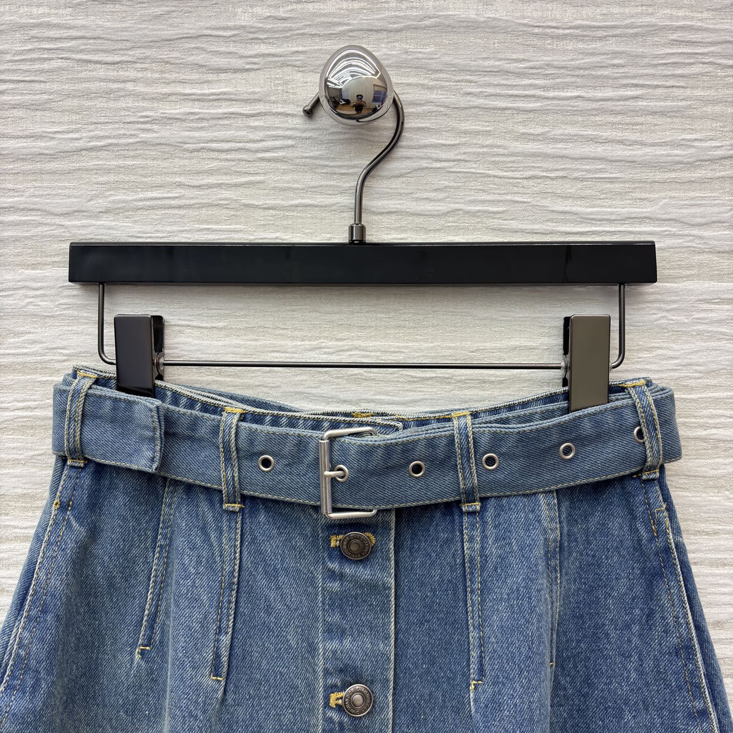 D家 26早春新款 牛仔内提花半身裙 原版定制字母牛仔洗水面料 高腰A字中长款+正面纽扣设计 穿脱超方便