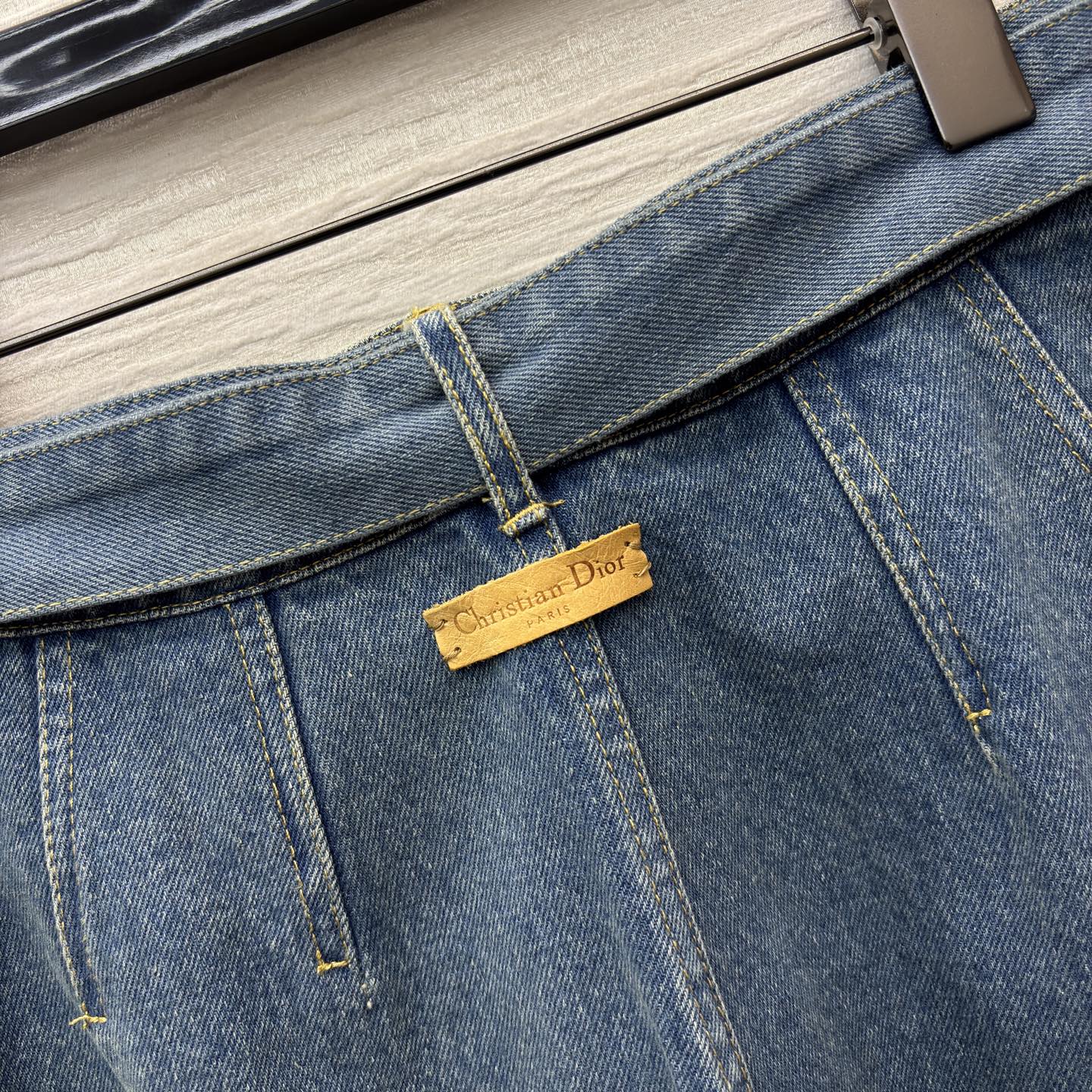 D家 26早春新款 牛仔内提花半身裙 原版定制字母牛仔洗水面料 高腰A字中长款+正面纽扣设计 穿脱超方便