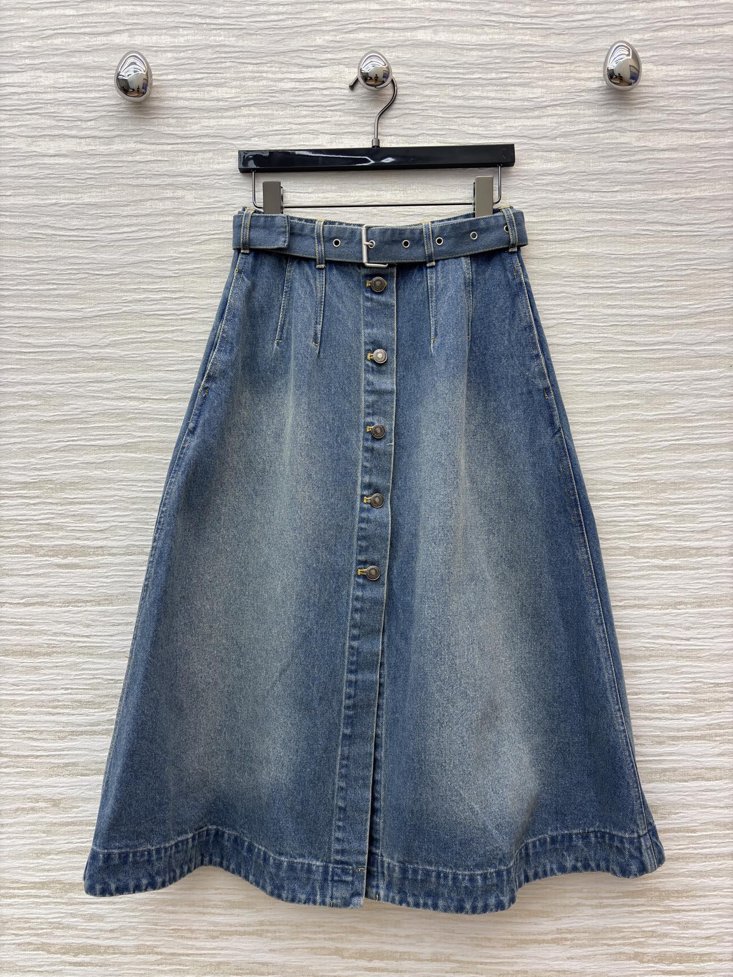 D家 26早春新款 牛仔内提花半身裙 原版定制字母牛仔洗水面料 高腰A字中长款+正面纽扣设计 穿脱超方便