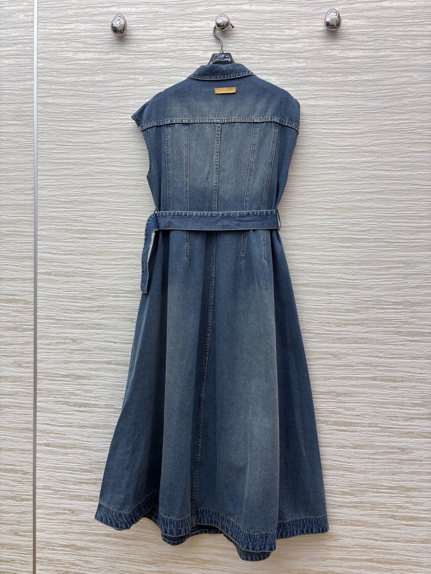 D家 26早春新款 牛仔内提花翻领无袖连衣裙 原版定制字母牛仔洗水面料 翻领单排扣无袖长款连衣裙 优雅复