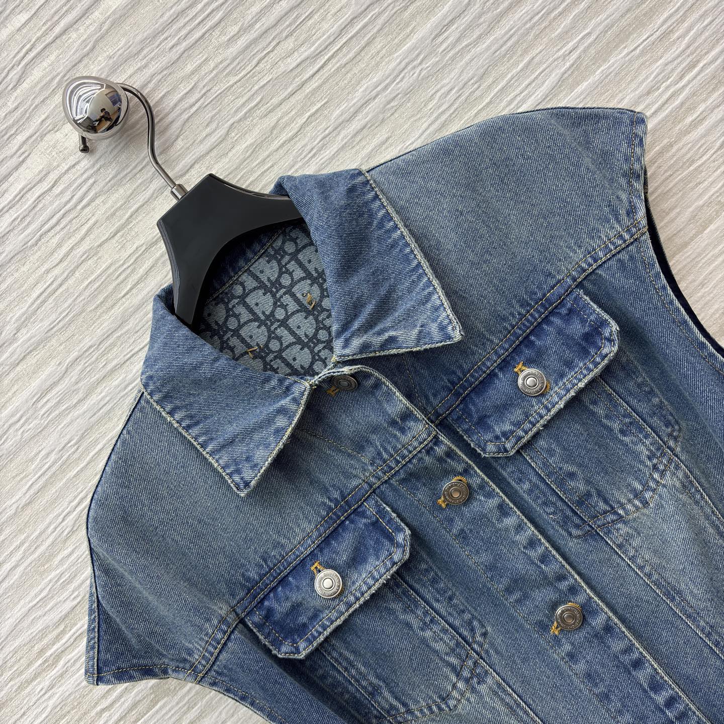 D家 26早春新款 牛仔内提花翻领无袖连衣裙 原版定制字母牛仔洗水面料 翻领单排扣无袖长款连衣裙 优雅复