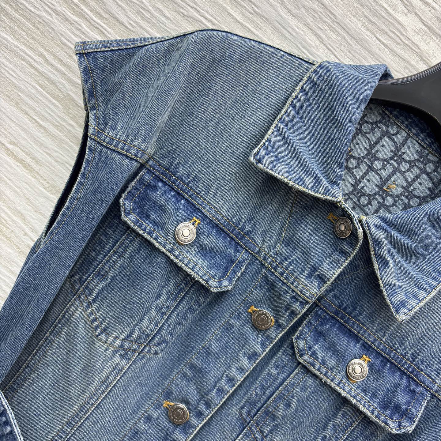 D家 26早春新款 牛仔内提花翻领无袖连衣裙 原版定制字母牛仔洗水面料 翻领单排扣无袖长款连衣裙 优雅复