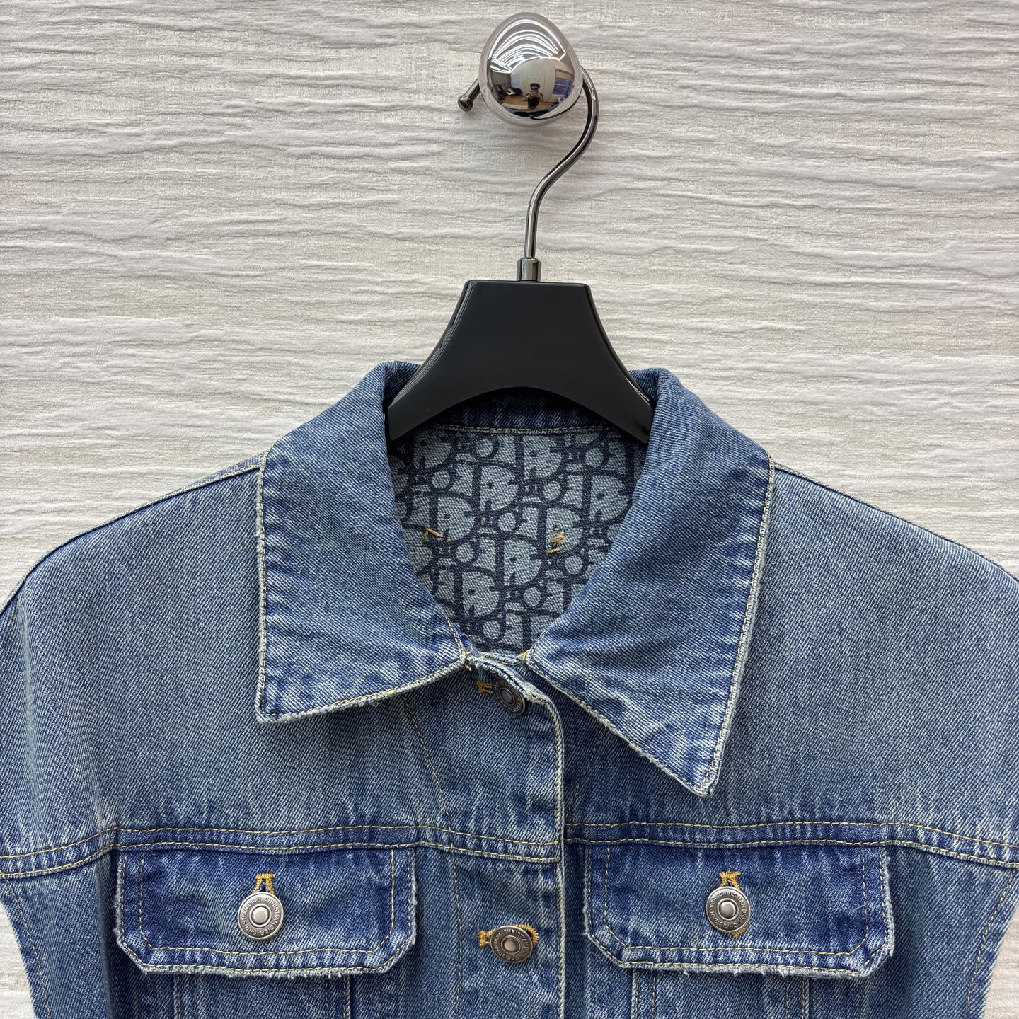 D家 26早春新款 牛仔内提花翻领无袖连衣裙 原版定制字母牛仔洗水面料 翻领单排扣无袖长款连衣裙 优雅复