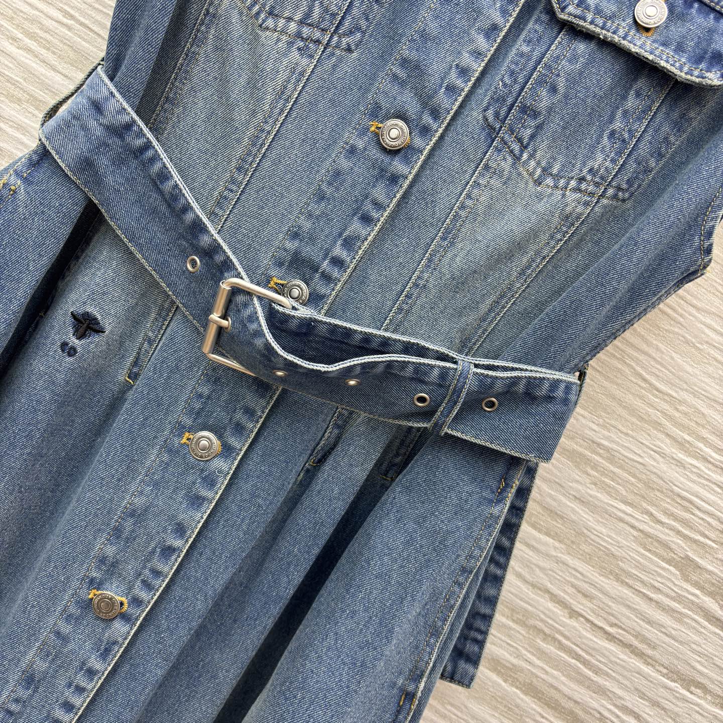 D家 26早春新款 牛仔内提花翻领无袖连衣裙 原版定制字母牛仔洗水面料 翻领单排扣无袖长款连衣裙 优雅复