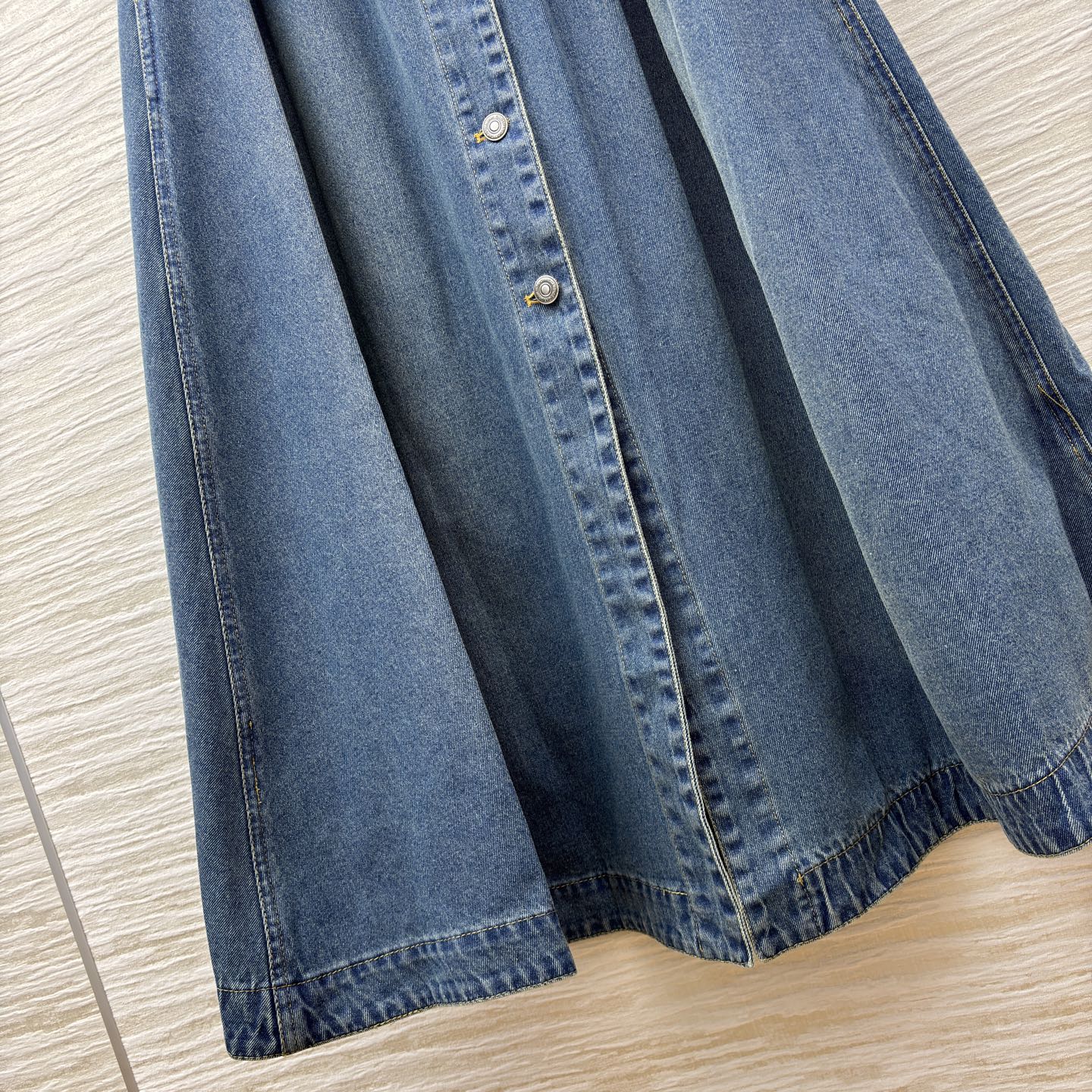 D家 26早春新款 牛仔内提花翻领无袖连衣裙 原版定制字母牛仔洗水面料 翻领单排扣无袖长款连衣裙 优雅复