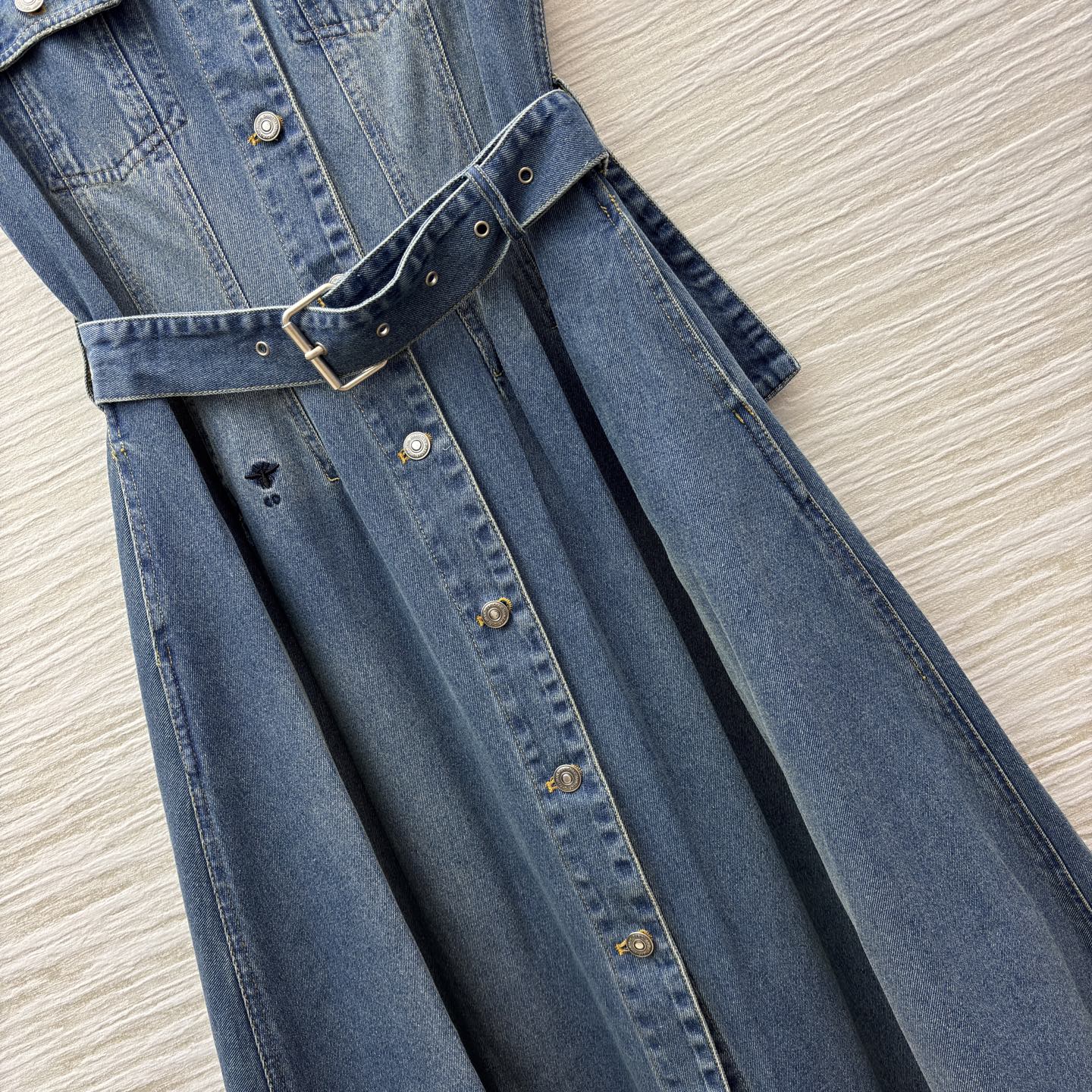 D家 26早春新款 牛仔内提花翻领无袖连衣裙 原版定制字母牛仔洗水面料 翻领单排扣无袖长款连衣裙 优雅复