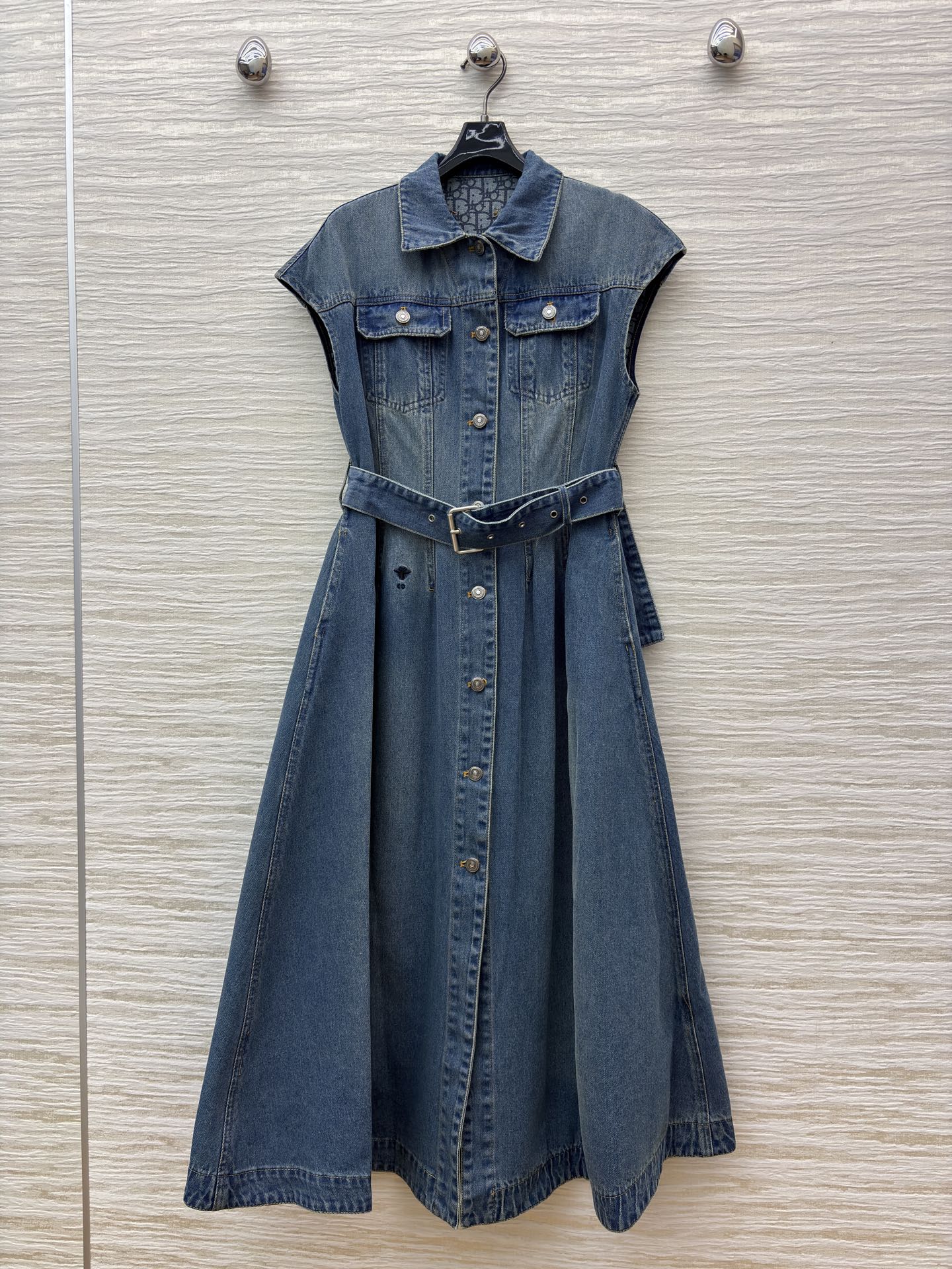 D家 26早春新款 牛仔内提花翻领无袖连衣裙 原版定制字母牛仔洗水面料 翻领单排扣无袖长款连衣裙 优雅复