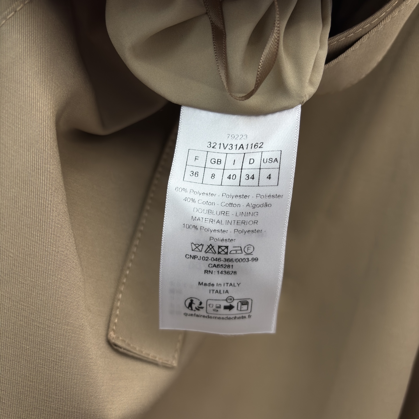 D家 25秋冬新款 卡其色半身裙 高腰a字伞裙摆 配本布腰带收腰 上身超显比例感 两侧黑白条纹口袋装饰 