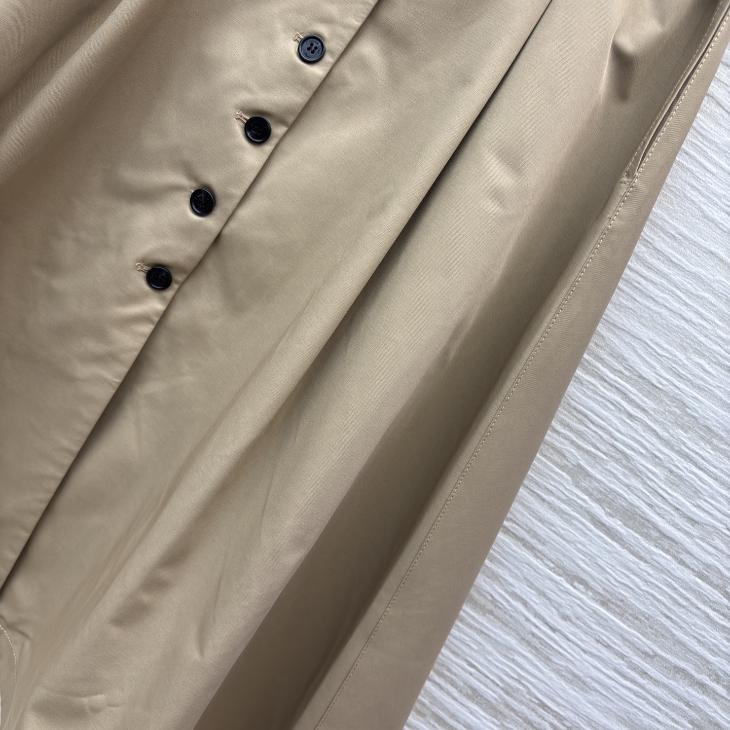 D家 25秋冬新款 卡其色半身裙 高腰a字伞裙摆 配本布腰带收腰 上身超显比例感 两侧黑白条纹口袋装饰 