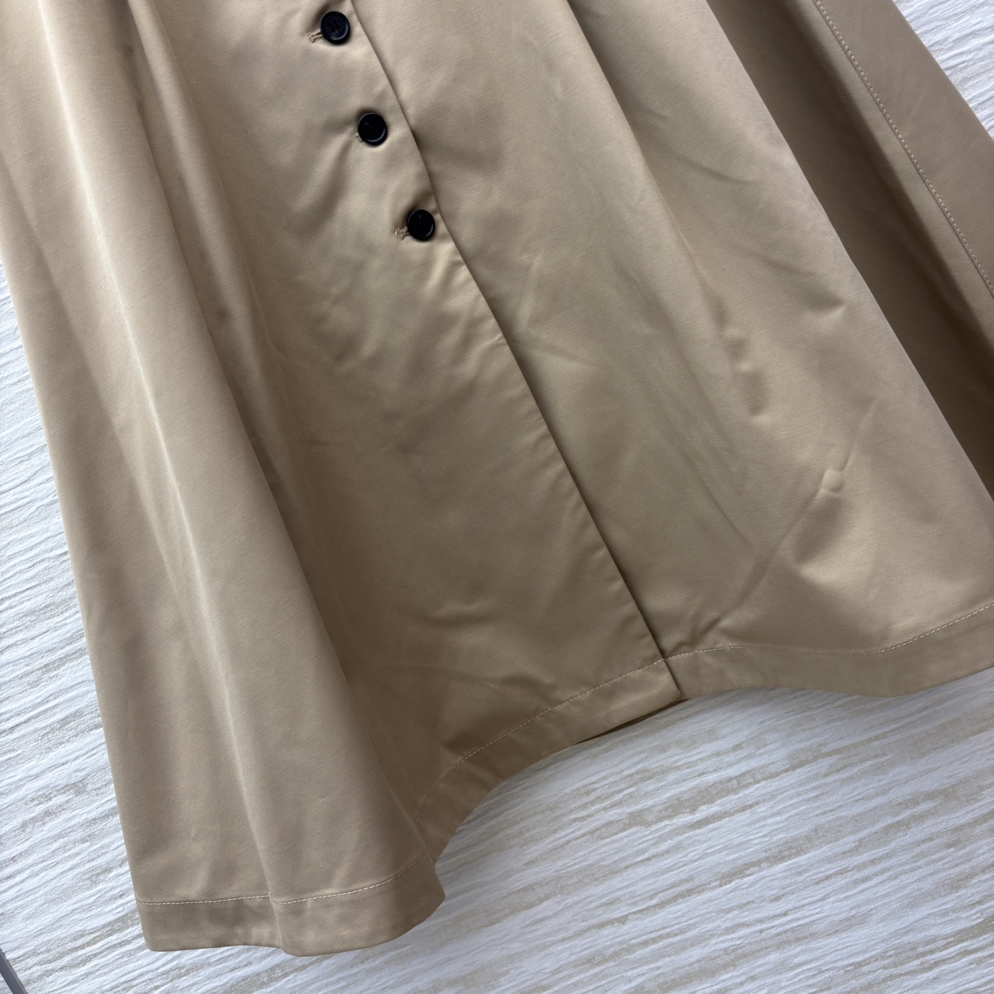 D家 25秋冬新款 卡其色半身裙 高腰a字伞裙摆 配本布腰带收腰 上身超显比例感 两侧黑白条纹口袋装饰 