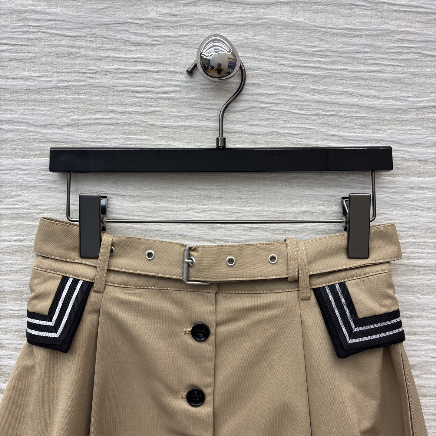 D家 25秋冬新款 卡其色半身裙 高腰a字伞裙摆 配本布腰带收腰 上身超显比例感 两侧黑白条纹口袋装饰 