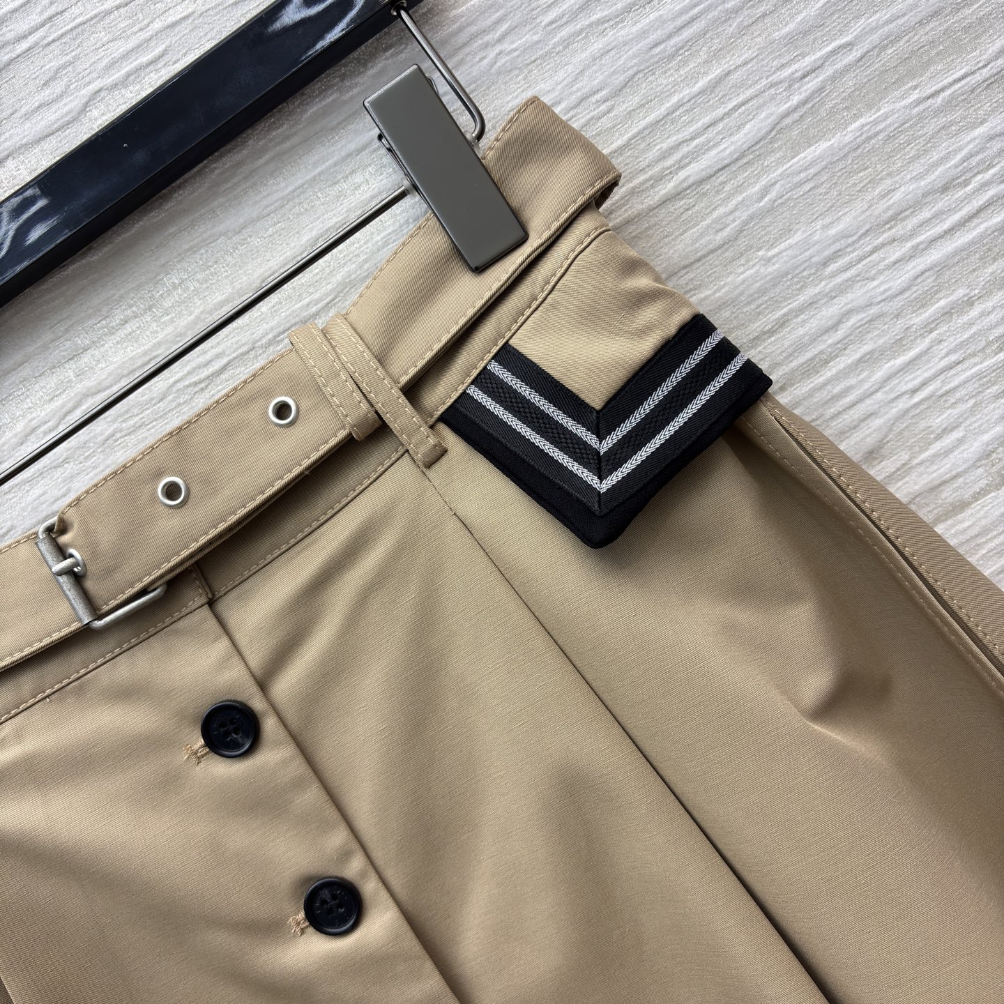 D家 25秋冬新款 卡其色半身裙 高腰a字伞裙摆 配本布腰带收腰 上身超显比例感 两侧黑白条纹口袋装饰 