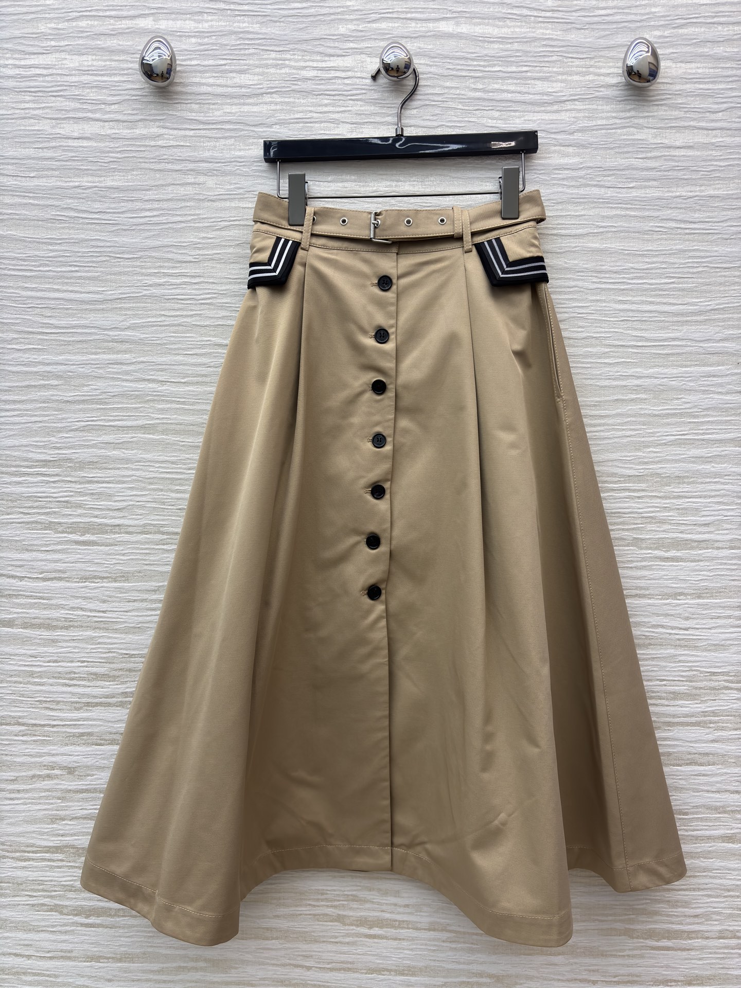 D家 25秋冬新款 卡其色半身裙 高腰a字伞裙摆 配本布腰带收腰 上身超显比例感 两侧黑白条纹口袋装饰 