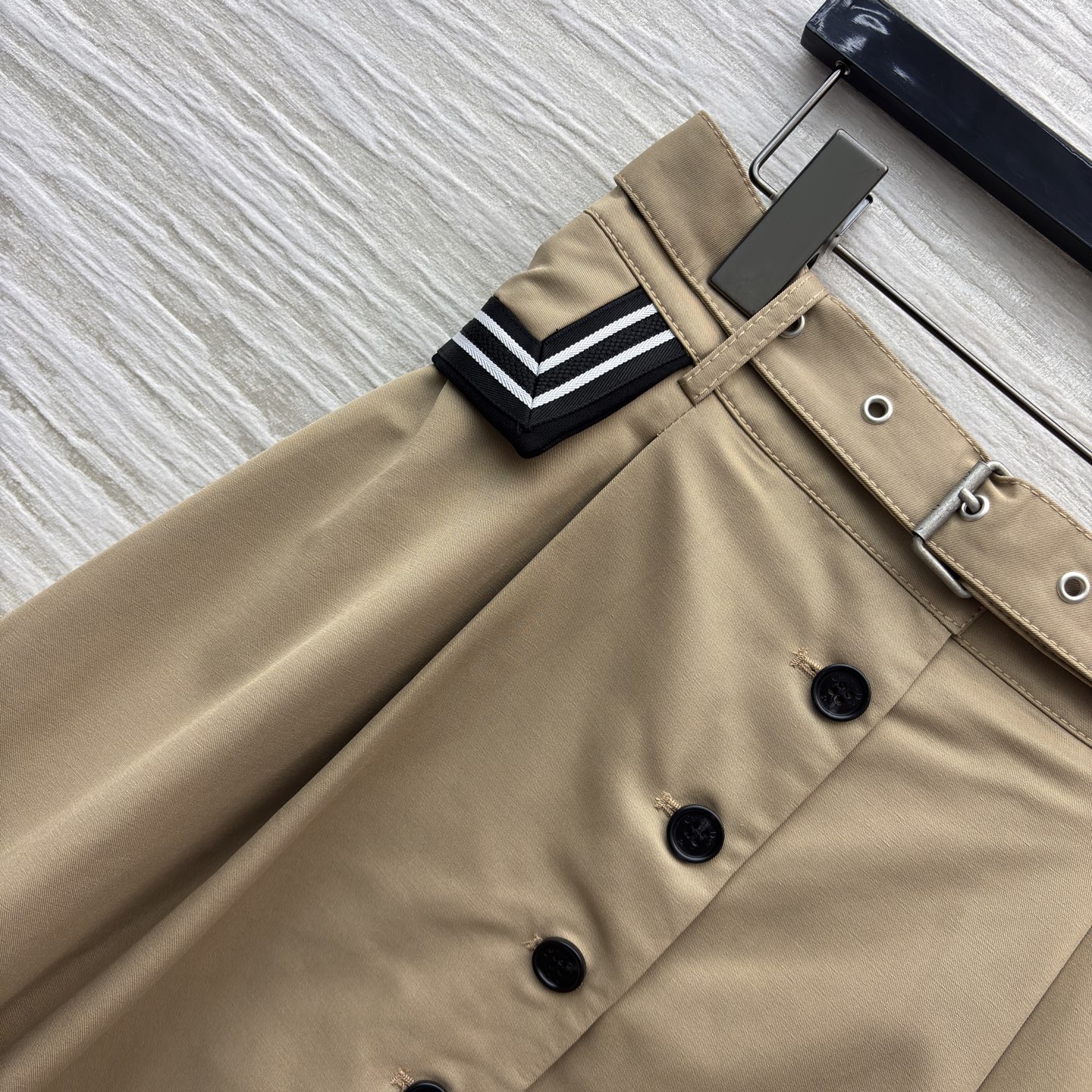 D家 25秋冬新款 卡其色半身裙 高腰a字伞裙摆 配本布腰带收腰 上身超显比例感 两侧黑白条纹口袋装饰 