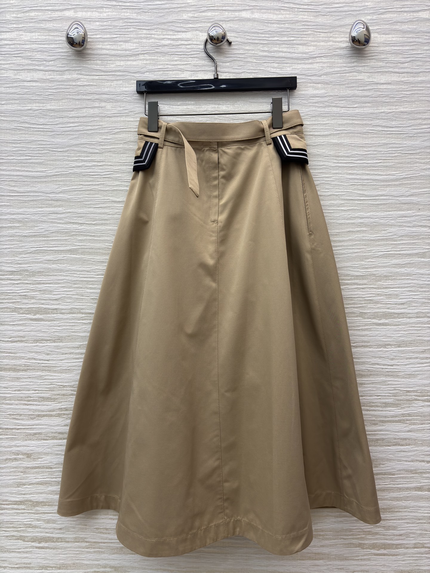 D家 25秋冬新款 卡其色半身裙 高腰a字伞裙摆 配本布腰带收腰 上身超显比例感 两侧黑白条纹口袋装饰 