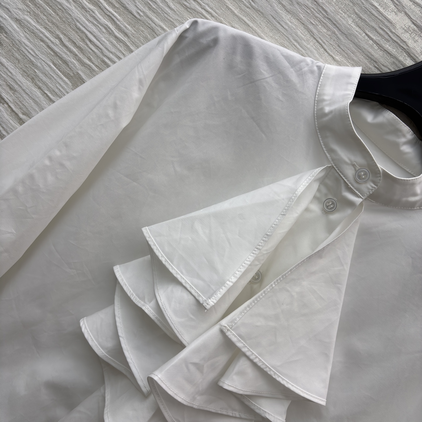 D家 25秋冬新款 荷叶领白衬衫 轻薄透气棉质面料 穿着舒适 立领+不规则荷叶边领设计 层次感满满 搭配